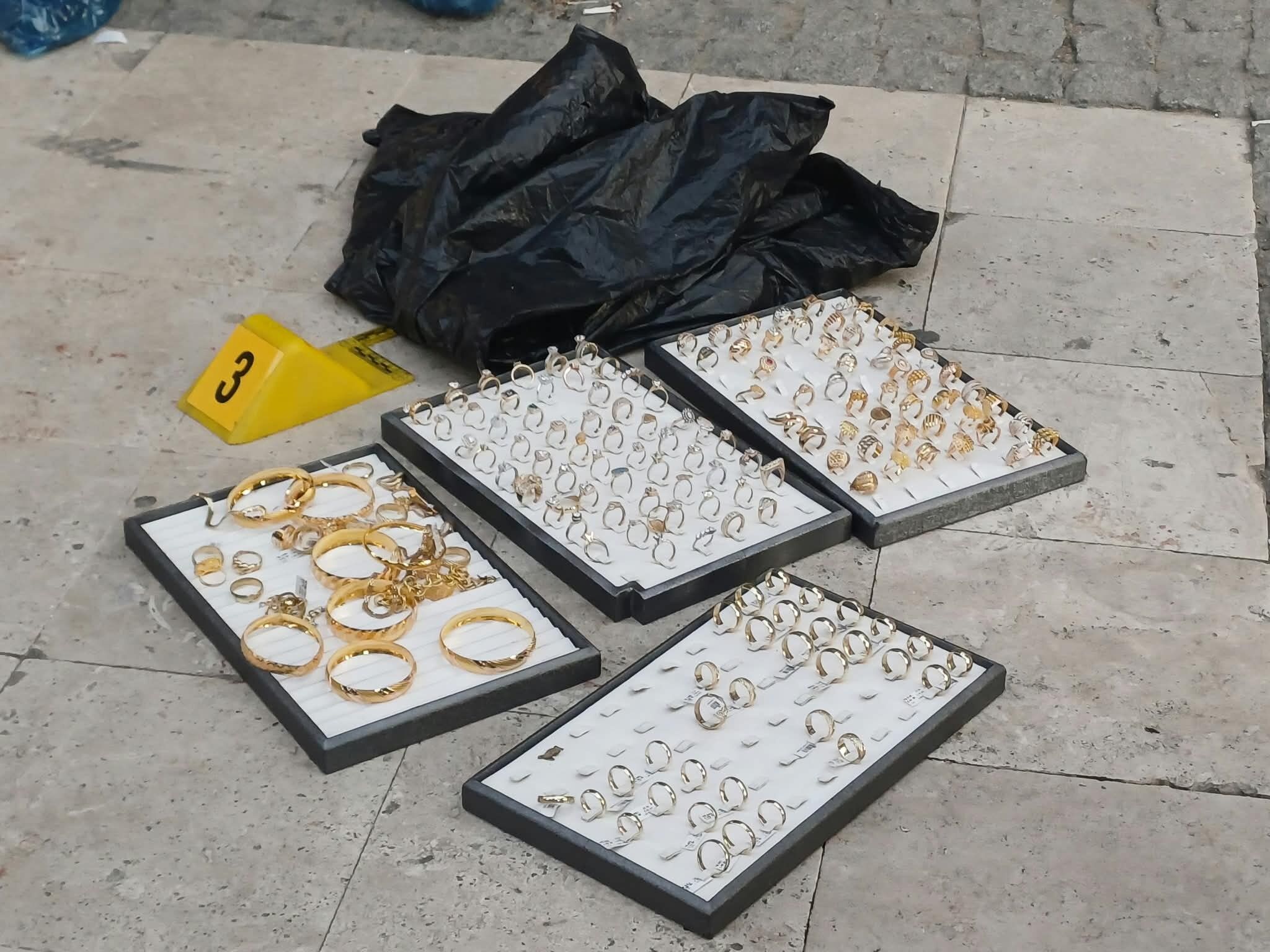 Salihli’de Kuyumcuya Silahlı Soygun Girişimi 2 Yaralı (3)