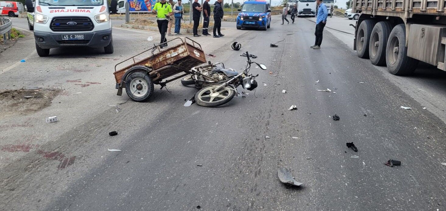 Salihli’de Sepetli Motosiklet Tir Ile Çarpıştı (2)
