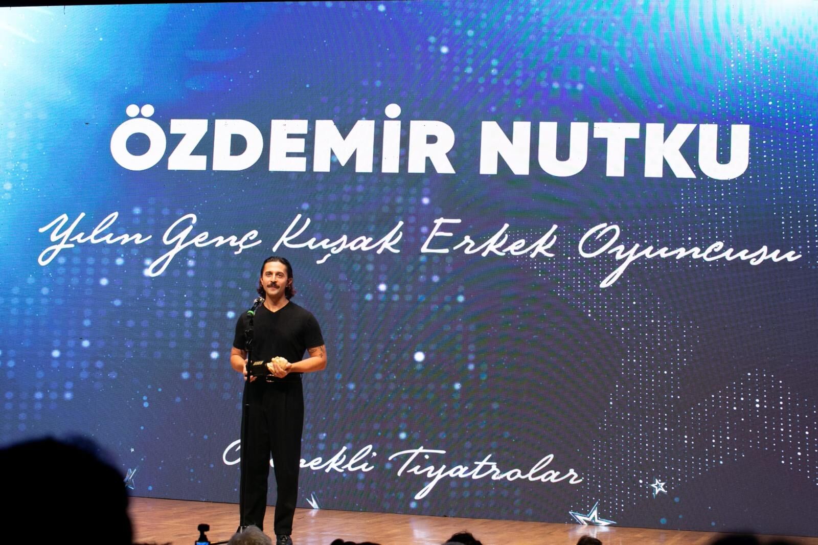 Spot İzmir Büyükşehir Belediyesi Şehir Tiyatroları, 7. Özdemir Nutku Tiyatro Ödülleri’nde Dört Ödül Kazandı (2)