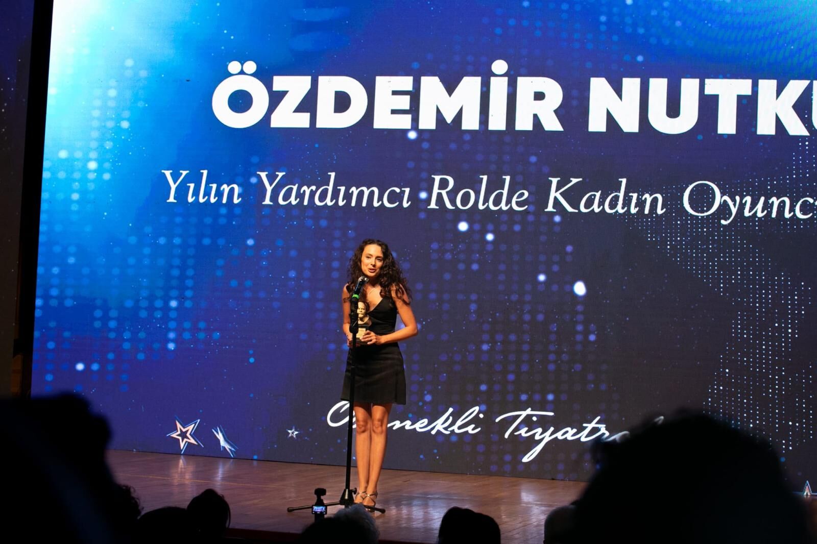 Spot İzmir Büyükşehir Belediyesi Şehir Tiyatroları, 7. Özdemir Nutku Tiyatro Ödülleri’nde Dört Ödül Kazandı (7)