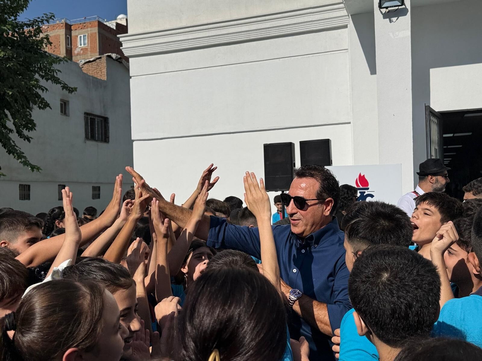Spot Mehmet Esra Cansız Vakfı Başkanı Mehmet Cansız, Yeni Eğitim Yılının Ilk Gününde Vakıf Tarafından Yaptırılan Okulda Öğrencilerle Buluşarak Çeşitli Hediyeler Verdi (1)