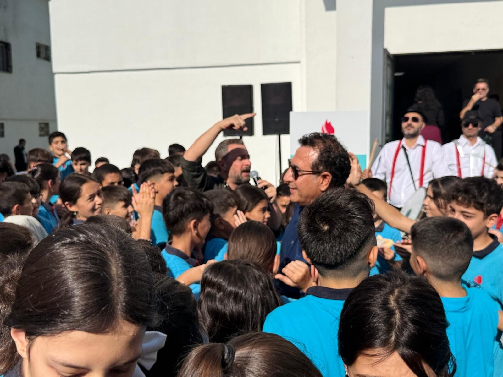 Spot Mehmet Esra Cansız Vakfı Başkanı Mehmet Cansız, Yeni Eğitim Yılının Ilk Gününde Vakıf Tarafından Yaptırılan Okulda Öğrencilerle Buluşarak Çeşitli Hediyeler Verdi (4)