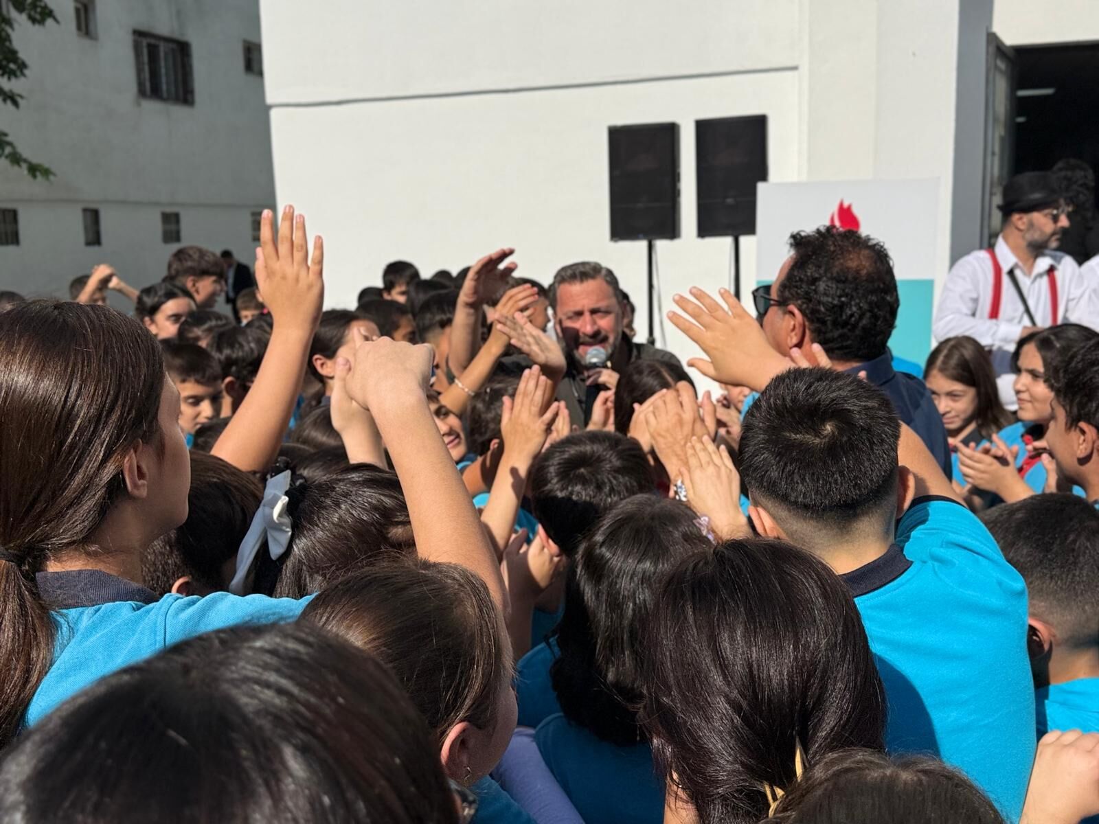 Spot Mehmet Esra Cansız Vakfı Başkanı Mehmet Cansız, Yeni Eğitim Yılının Ilk Gününde Vakıf Tarafından Yaptırılan Okulda Öğrencilerle Buluşarak Çeşitli Hediyeler Verdi (5)