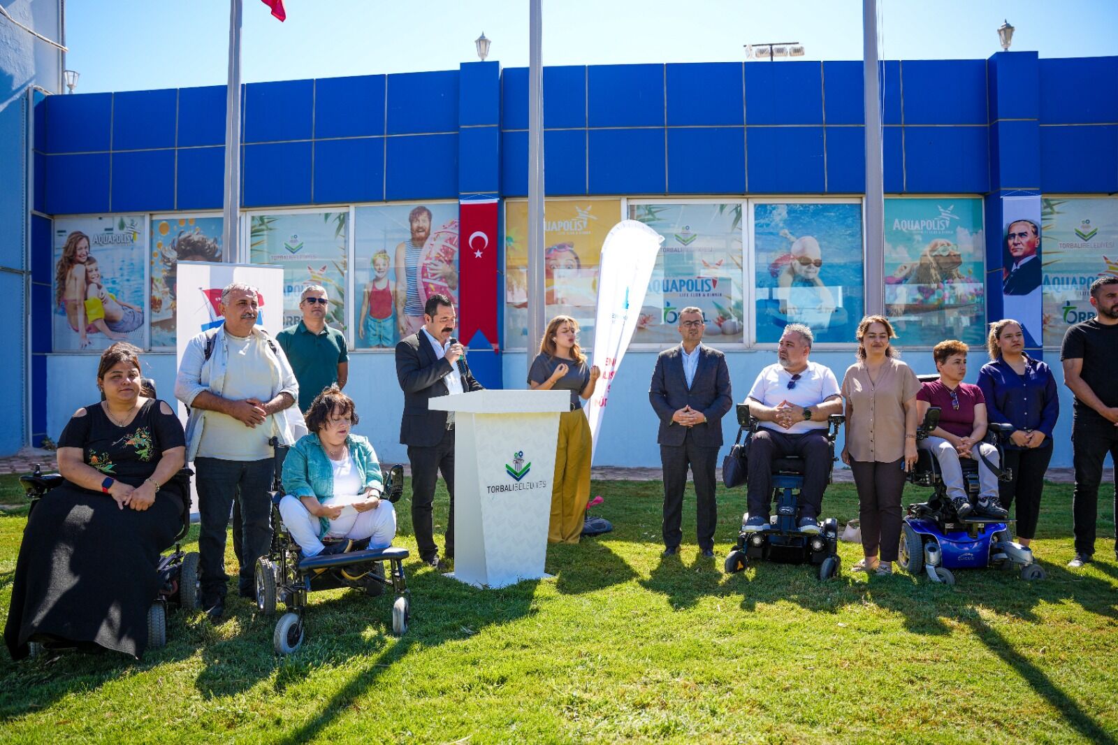 Torbalı Belediyesi’ne Ait Aquapolis Yüzme Havuzu, Erişilebilirlik Kriterlerini Karşılayarak Kırmızı Bayrak Almaya Hak Kazandı (1)-1