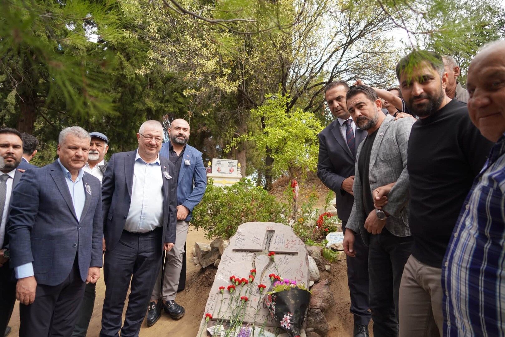 Usta Sanatçı Tuncel Kurtiz, Mezarı Başında Anıldı (2)