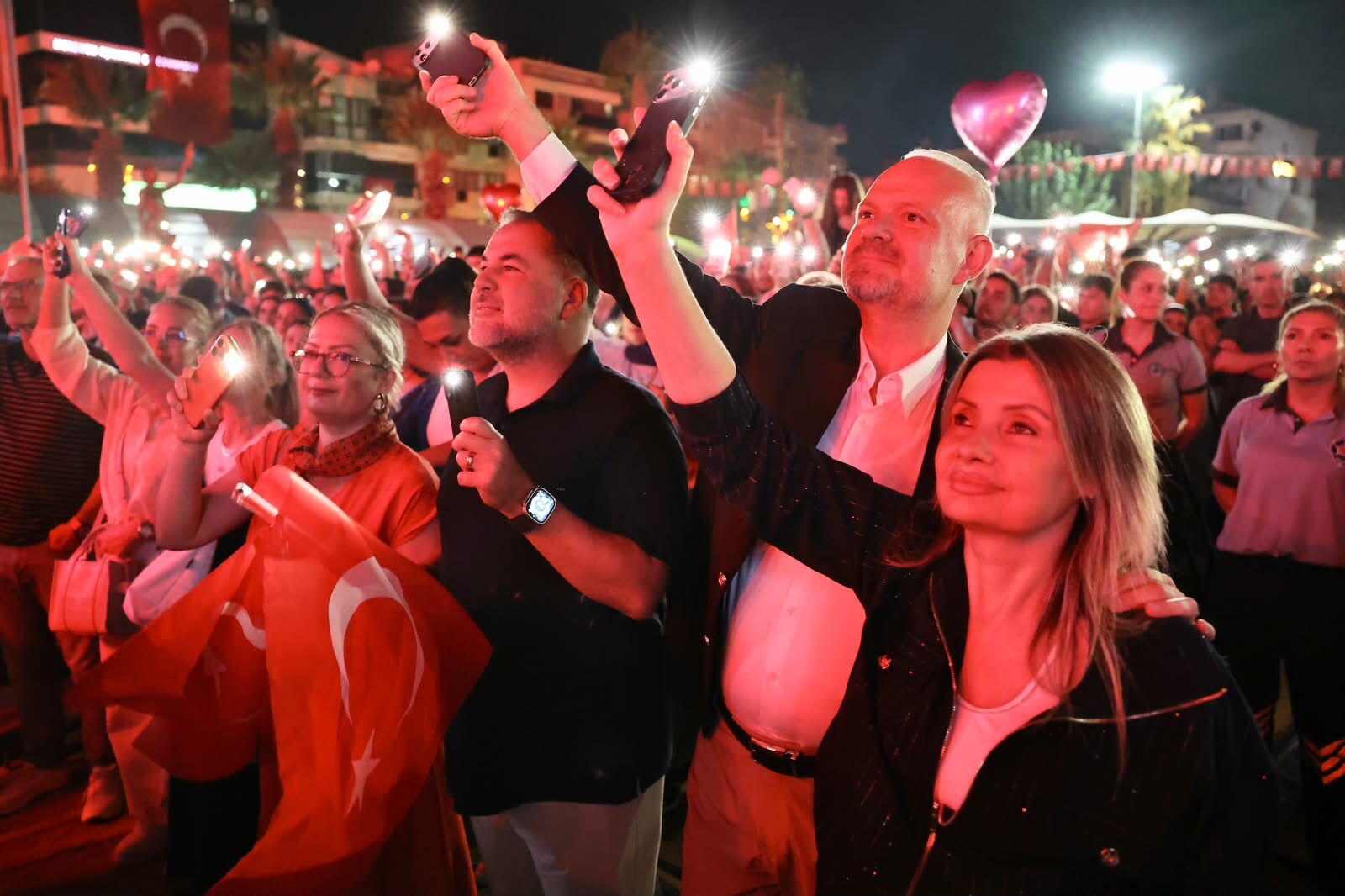 Menemen’de düzenlenen Kurtuluş Şenliği, on binlerin katıldığı Sefo konseriyle sona erdi.