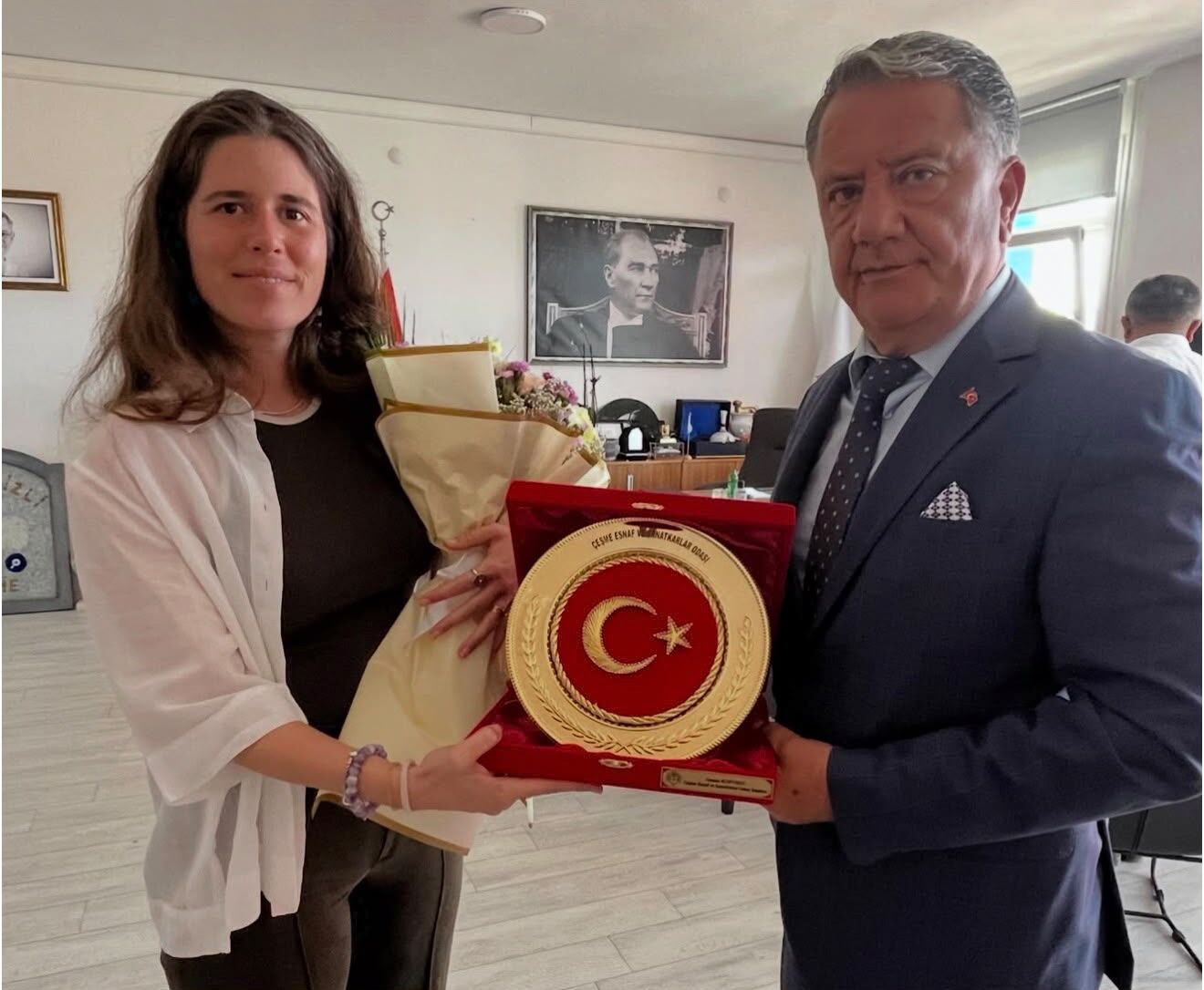 Whatsapp Image 2026 09 Çeşme Esnaf ve Sanatkârlar Odası (ÇESO) Başkanı Osman Köfüncü, Ahilik Haftası dolayısıyla yönetim kurulu üyeleriyle birlikte Çeşme Kaymakamı Mehmet Maraşlı ve Çeşme Belediye Başkanı Lâl Denizli’yi makamlarında ziyaret etti.