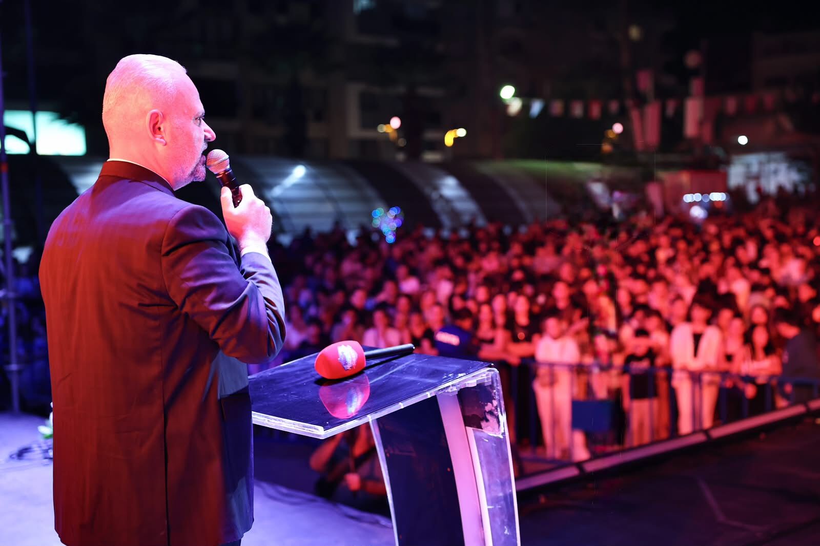 Spot: Uluslararası Menemen Çömlek Festivali’nin ikinci gününde çömlek ustaları yarıştı, Nil Karaibrahimgil sahne aldı.