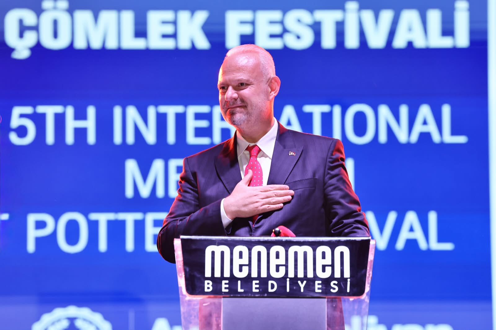 Spot: Uluslararası Menemen Çömlek Festivali’nin ikinci gününde çömlek ustaları yarıştı, Nil Karaibrahimgil sahne aldı.
