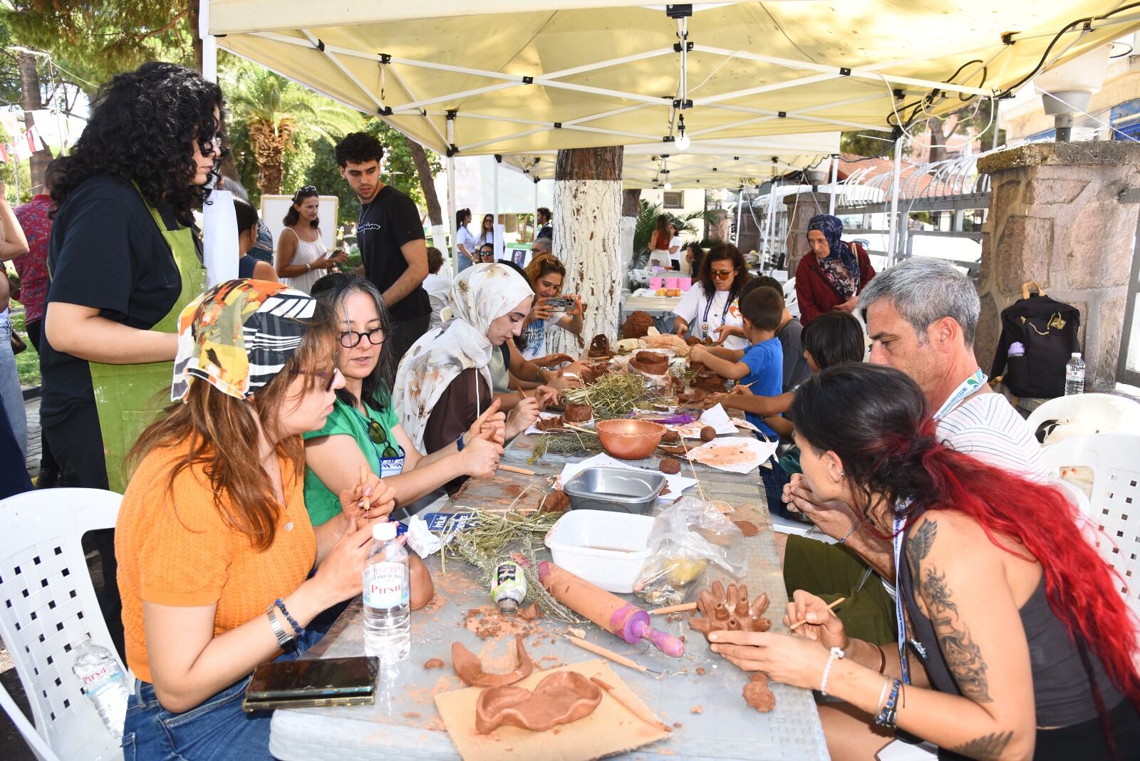 Spot: Menemen Çömlek Festivali'nde hazırlanan çömlekler, deniz canlılarının yumurtlama alanı olması amacıyla denize bırakılacak.