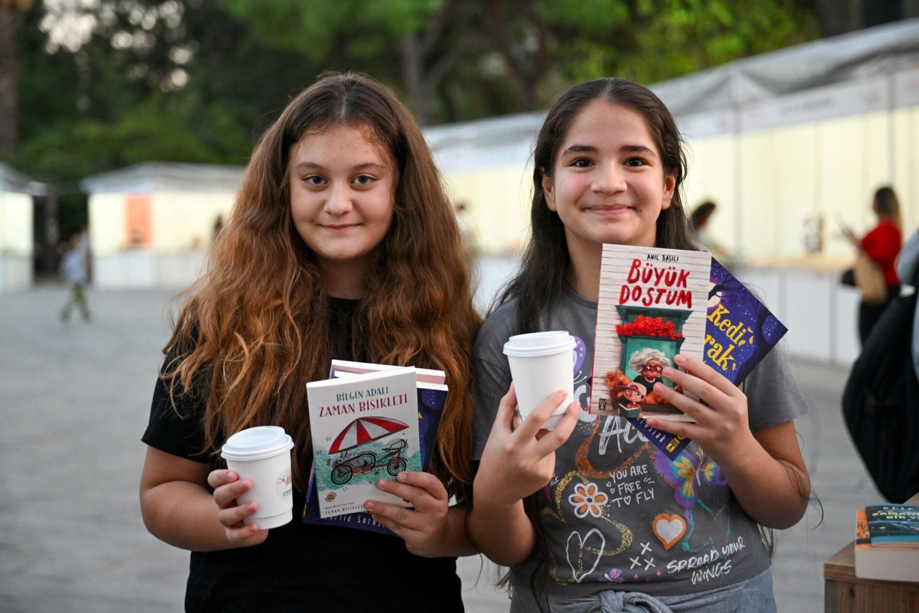 Spot: Bornova Belediyesi’nin düzenlediği Kitap Günleri, 25 Eylül-4 Ekim tarihleri arasında 65 yayınevi, 790 bin kitap ve 440 yazarı Büyükpark’ta buluşturacak.