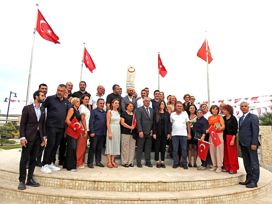 Yeni̇ Parti Çeşme İlçe Örgütü, Alaçatı Ve Çeşme’nin Kurtuluşunun 104. Yıl Dönümü Kapsamında Düzenlenen Törenlere Katılarak Atatürk Anıtı’na Çelenk Sundu (1)