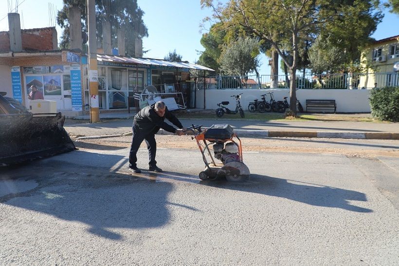 Menderes’te asfalt seferberliği devam ediyor