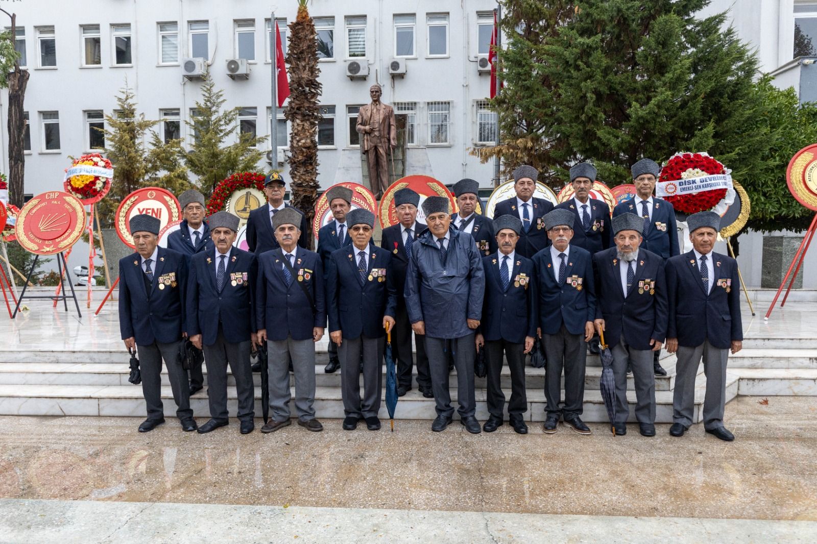 Karşıyaka’da 29 Ekim Cumhuriyet Bayramı kutlamaları resmi törenle başladı. İlçede bayram coşkusu, fener alayı ve TCG Karşıyaka Gemisi ziyaretleriyle devam edecek.