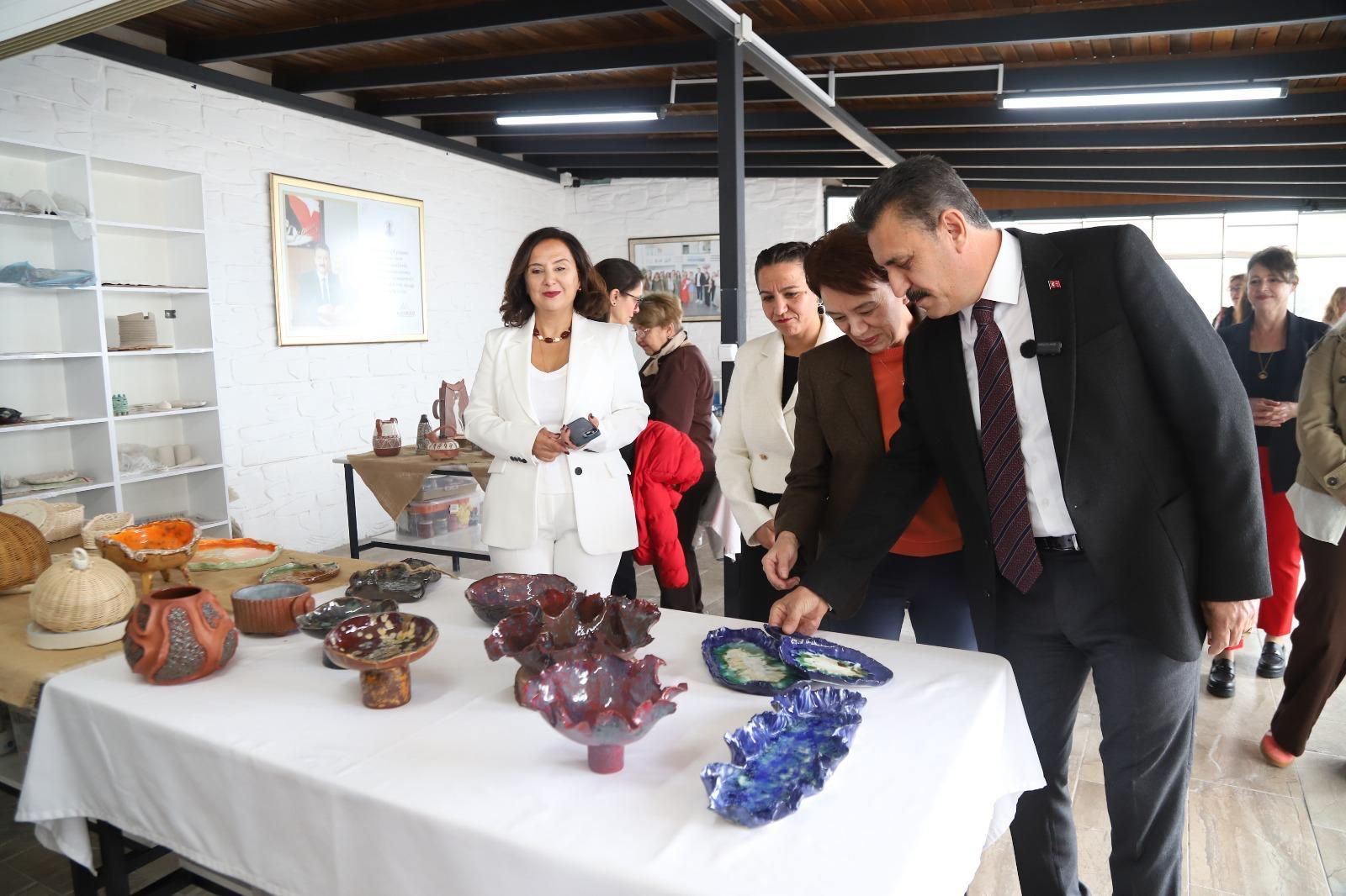 Dikili’de 22 farklı branşta 1.371 kursiyere hizmet veren çalışmalar yeni sanat merkezinde bir araya geldi.
