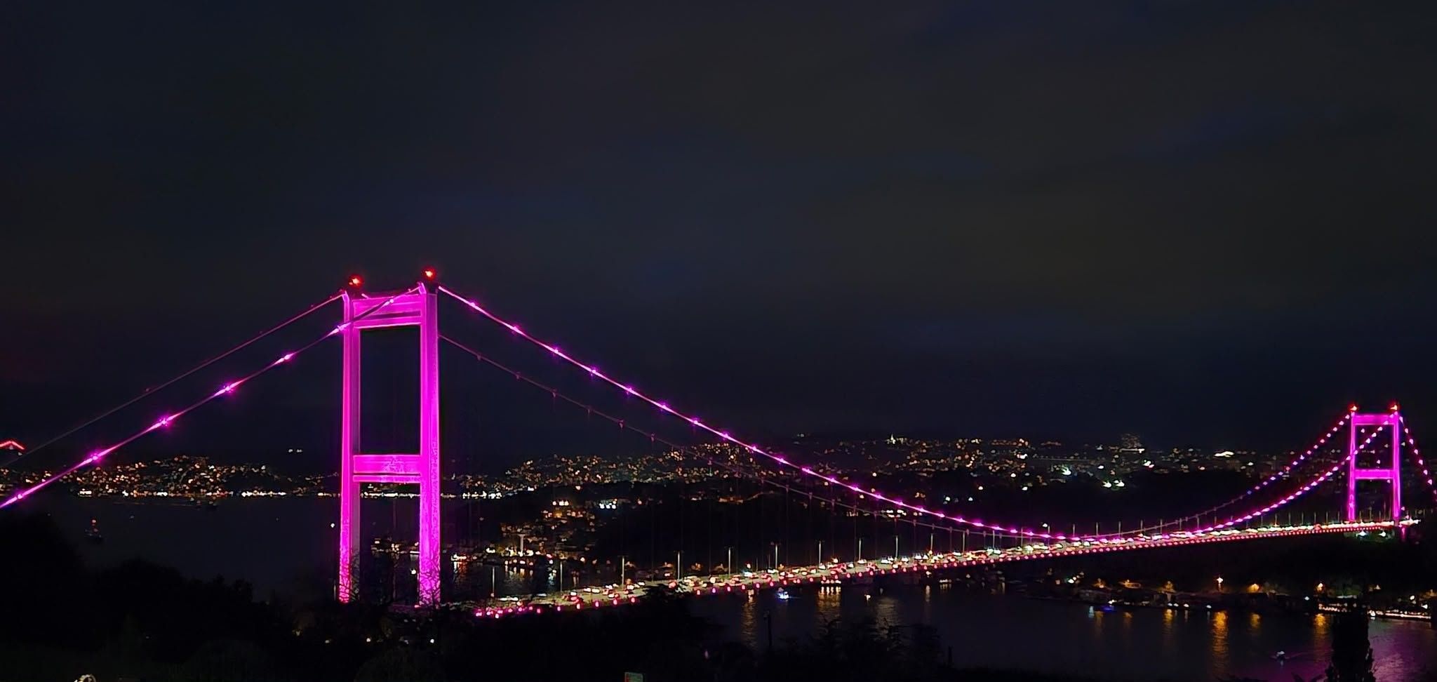 15 Temmuz Şehitler Köprüsü Pembeye Büründü