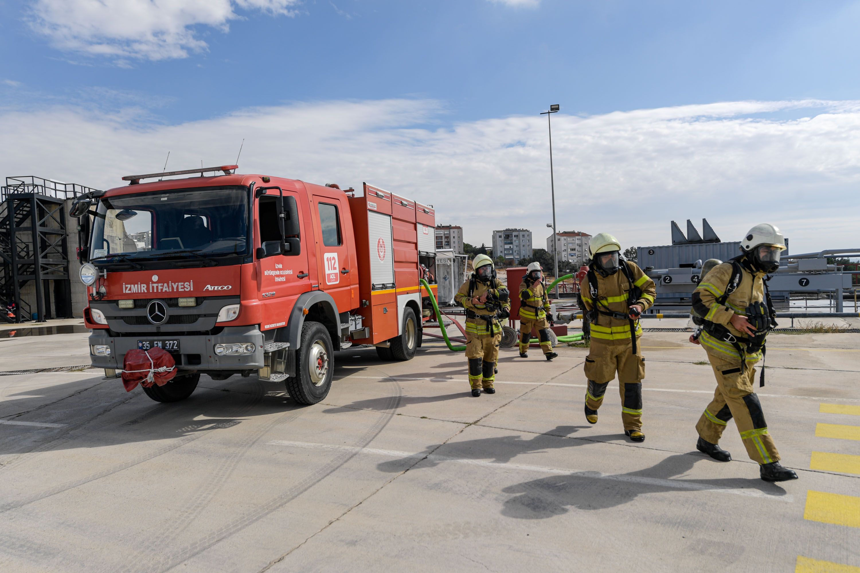 17.10.2026 45Dfc1Fe 6C95 4İzmir’de göreve başlayacak 100 yeni itfaiye memuru, yangın ve arama kurtarma eğitimleriyle sahadaki zorlu koşullara hazırlanıyor.