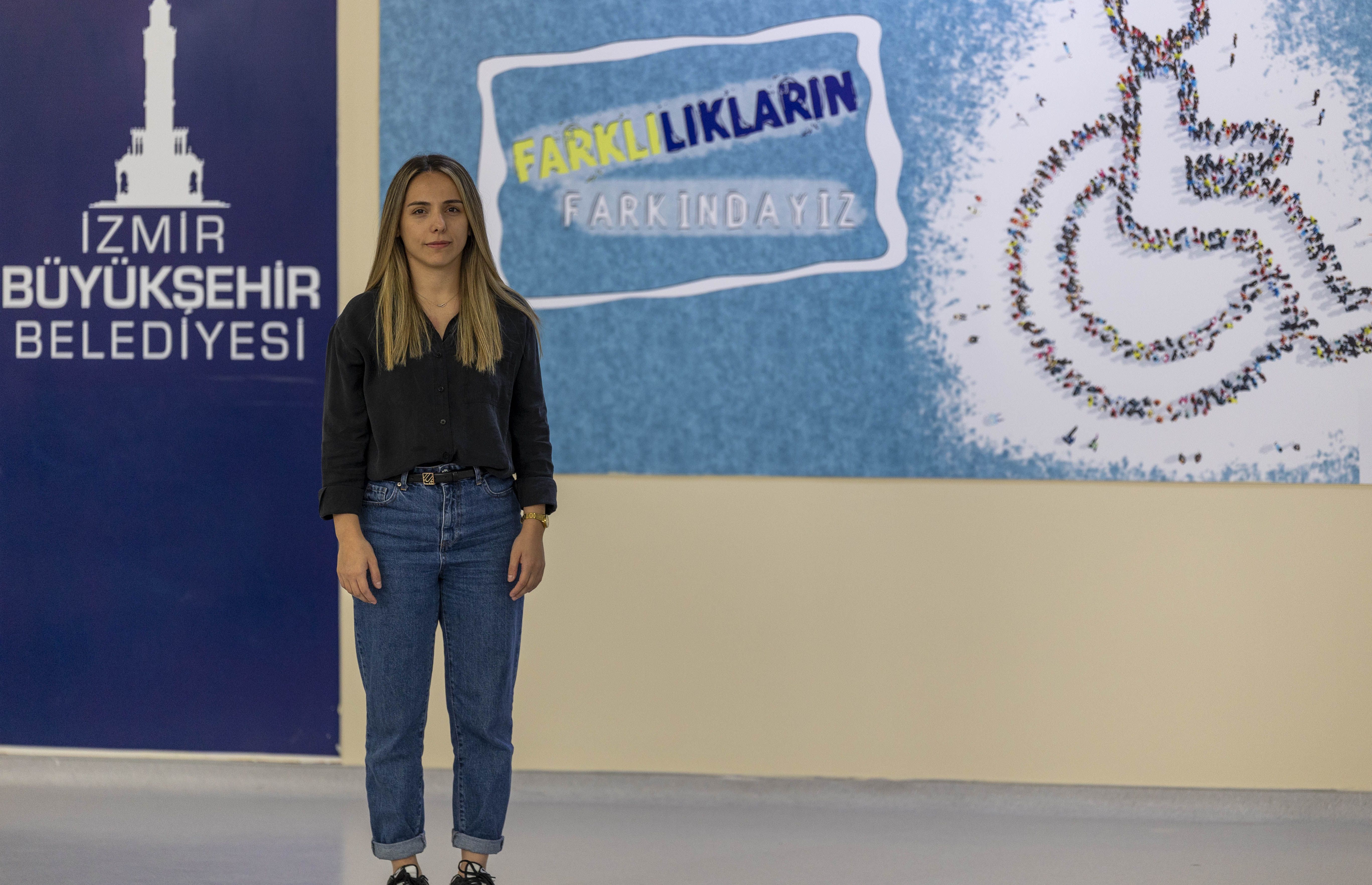 İzmir Büyükşehir Belediyesi’nde çalışan işitme engelli Sahra Nur Akyıl, hentbol ve fotoğraf alanındaki başarılarıyla dikkat çekiyor.