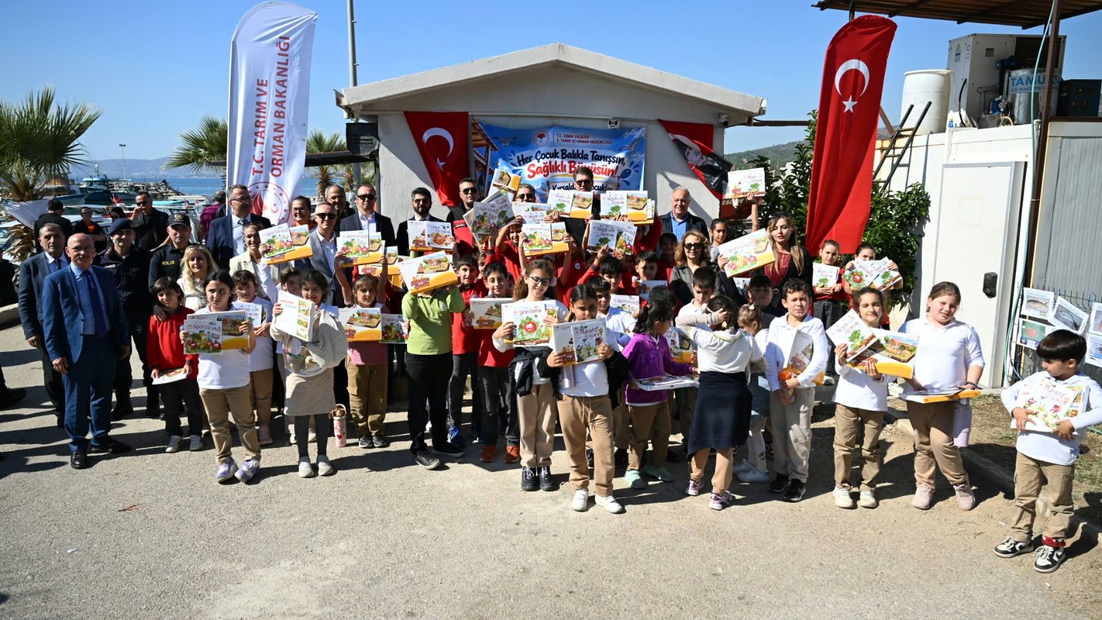 İzmir’in Menderes ilçesinde düzenlenen etkinlikte 50 öğrenci balıkçılık faaliyetlerini yakından tanıdı, balık ikramı ve çeşitli hediyelerle buluştu.