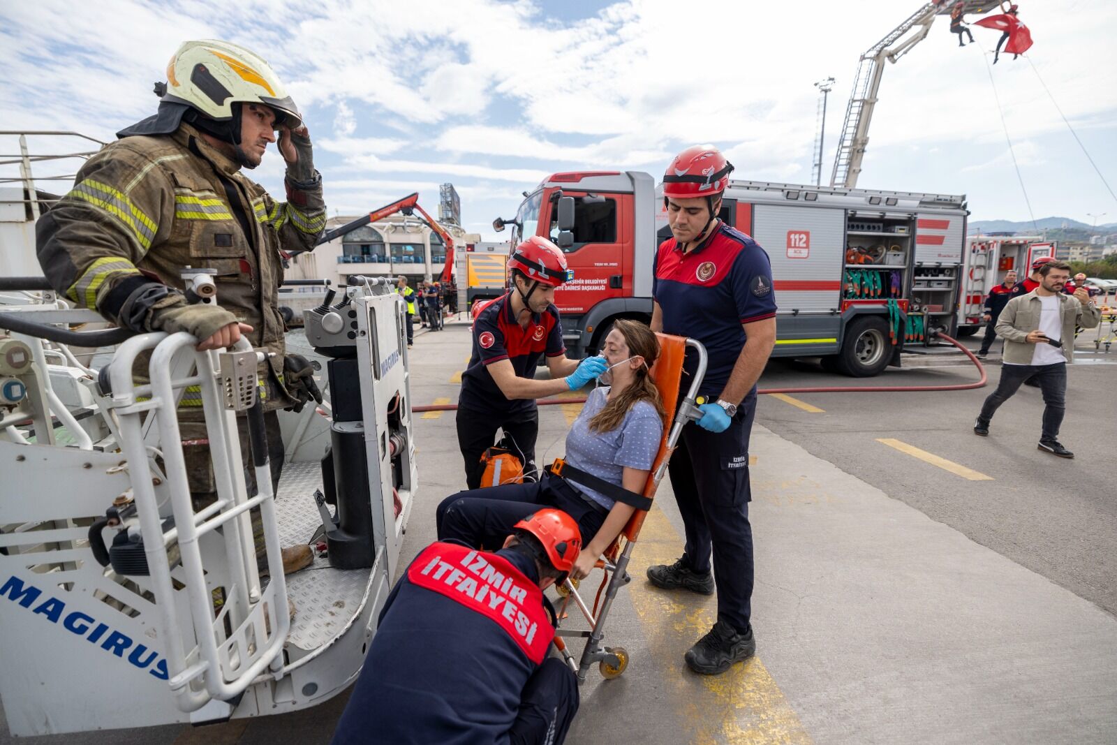 İzmir Körfezi’nde gerçekleştirilen tatbikatta yangına müdahale, yolcu tahliyesi ve denize atlayan iki kişinin kurtarılması uygulandı.