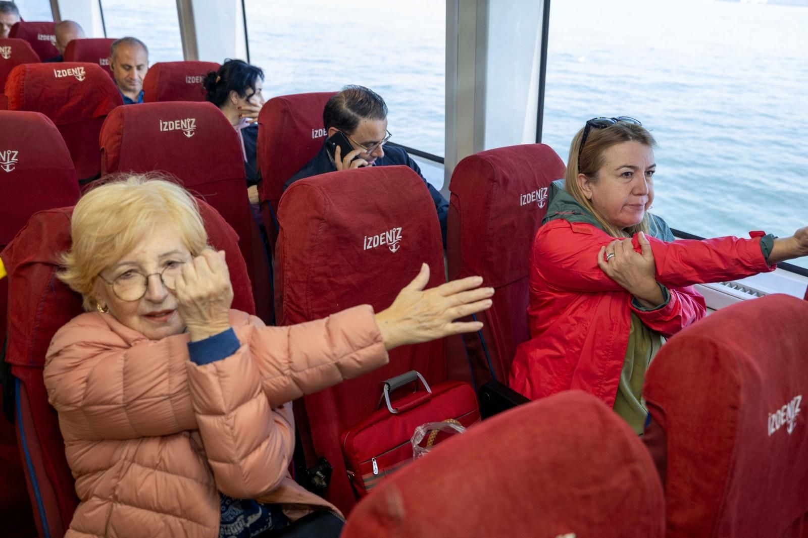 İzmir’de pazartesi ve çarşamba sabahları düzenlenen “Günaydın Sporu” etkinliğiyle vapur yolcuları, körfez manzarası eşliğinde egzersiz yaparak güne başlıyor.
