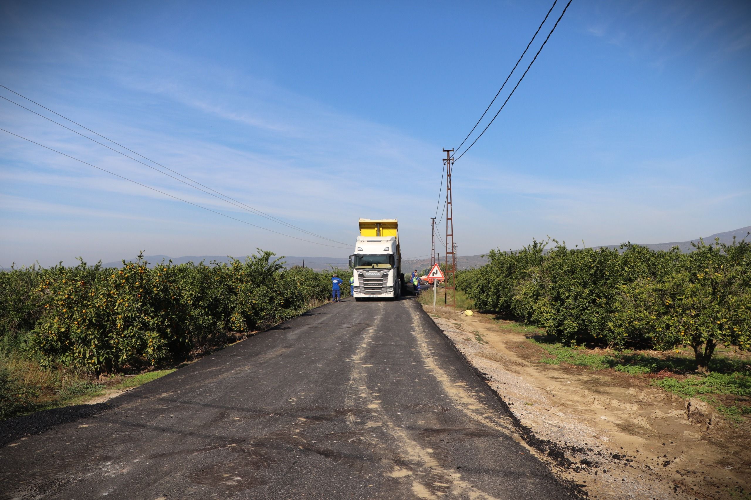İzmir Büyükşehir Belediyesi, Selçuk ile kırsal mahalleler arasındaki ulaşımı iyileştirmek amacıyla Zeytinköy yolunda yenileme çalışmalarını sürdürüyor.