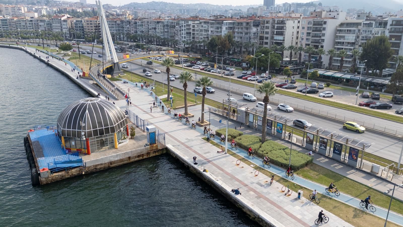 İzmir Büyükşehir Belediyesi, 29 Ekim Cumhuriyet Bayramı etkinlikleri kapsamında sağır ve işitme engelli bireyler için bisiklet sürüşü düzenledi.