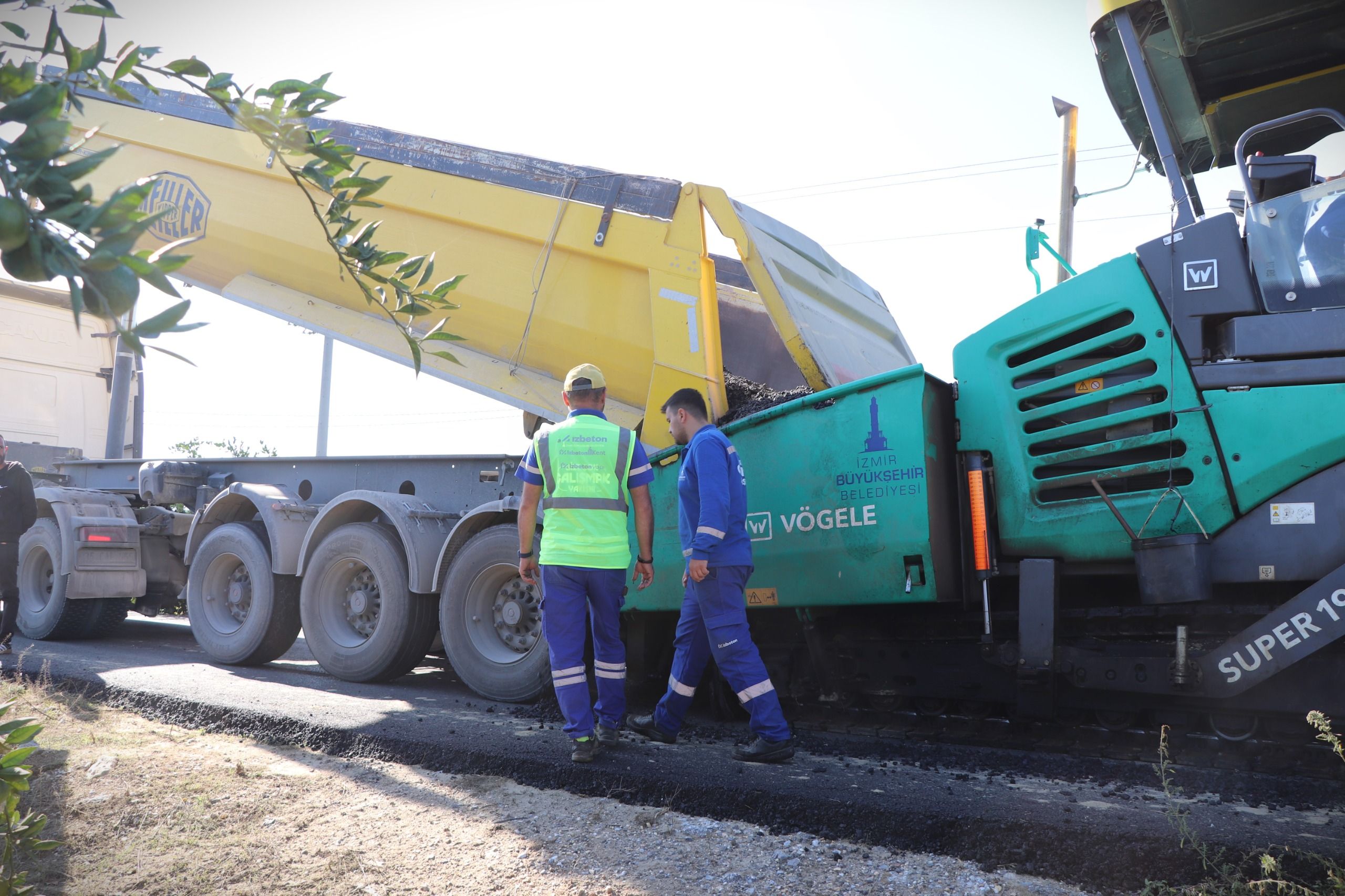 İzmir Büyükşehir Belediyesi, Selçuk ile kırsal mahalleler arasındaki ulaşımı iyileştirmek amacıyla Zeytinköy yolunda yenileme çalışmalarını sürdürüyor.