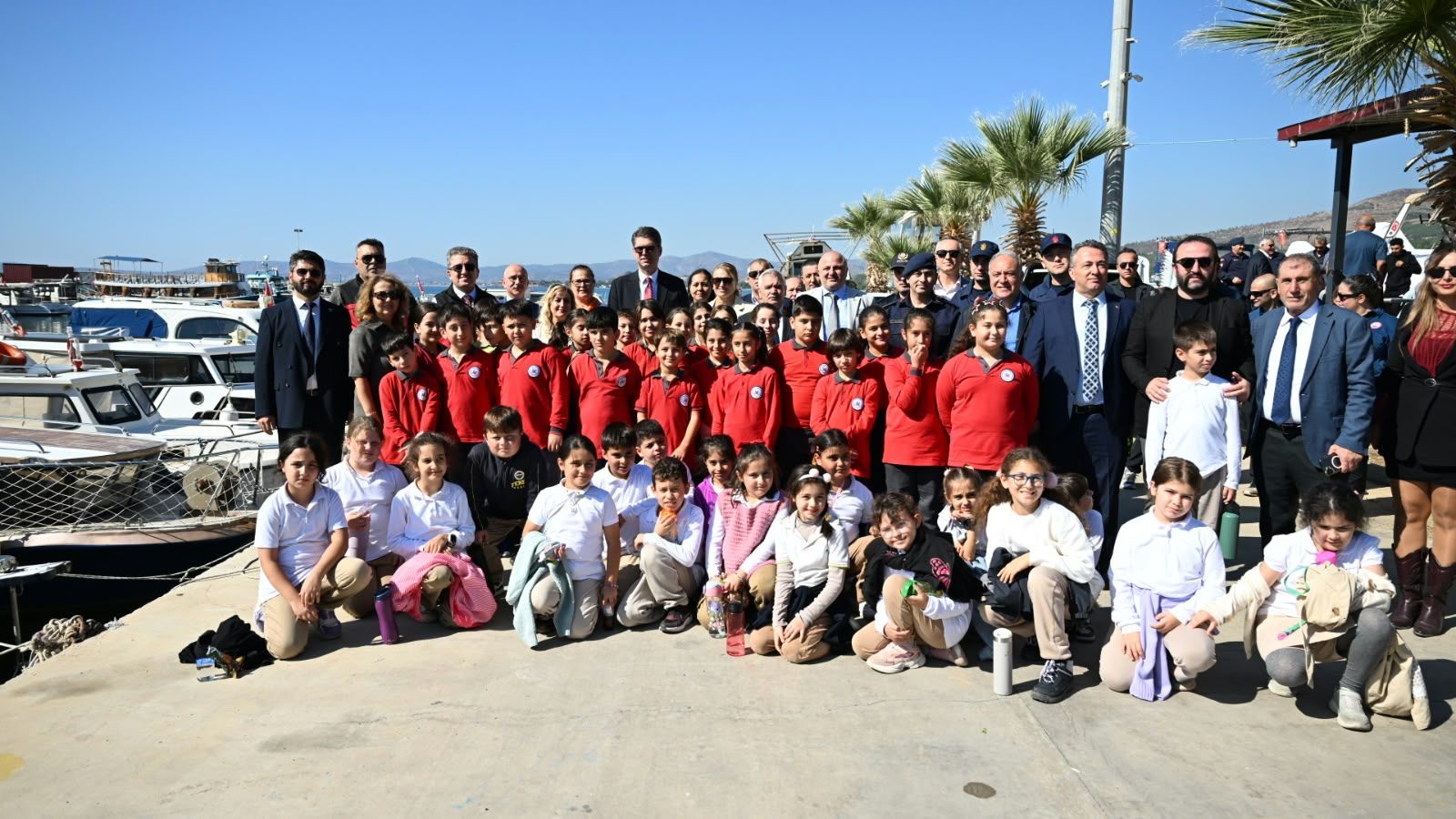 İzmir’in Menderes ilçesinde düzenlenen etkinlikte 50 öğrenci balıkçılık faaliyetlerini yakından tanıdı, balık ikramı ve çeşitli hediyelerle buluştu.