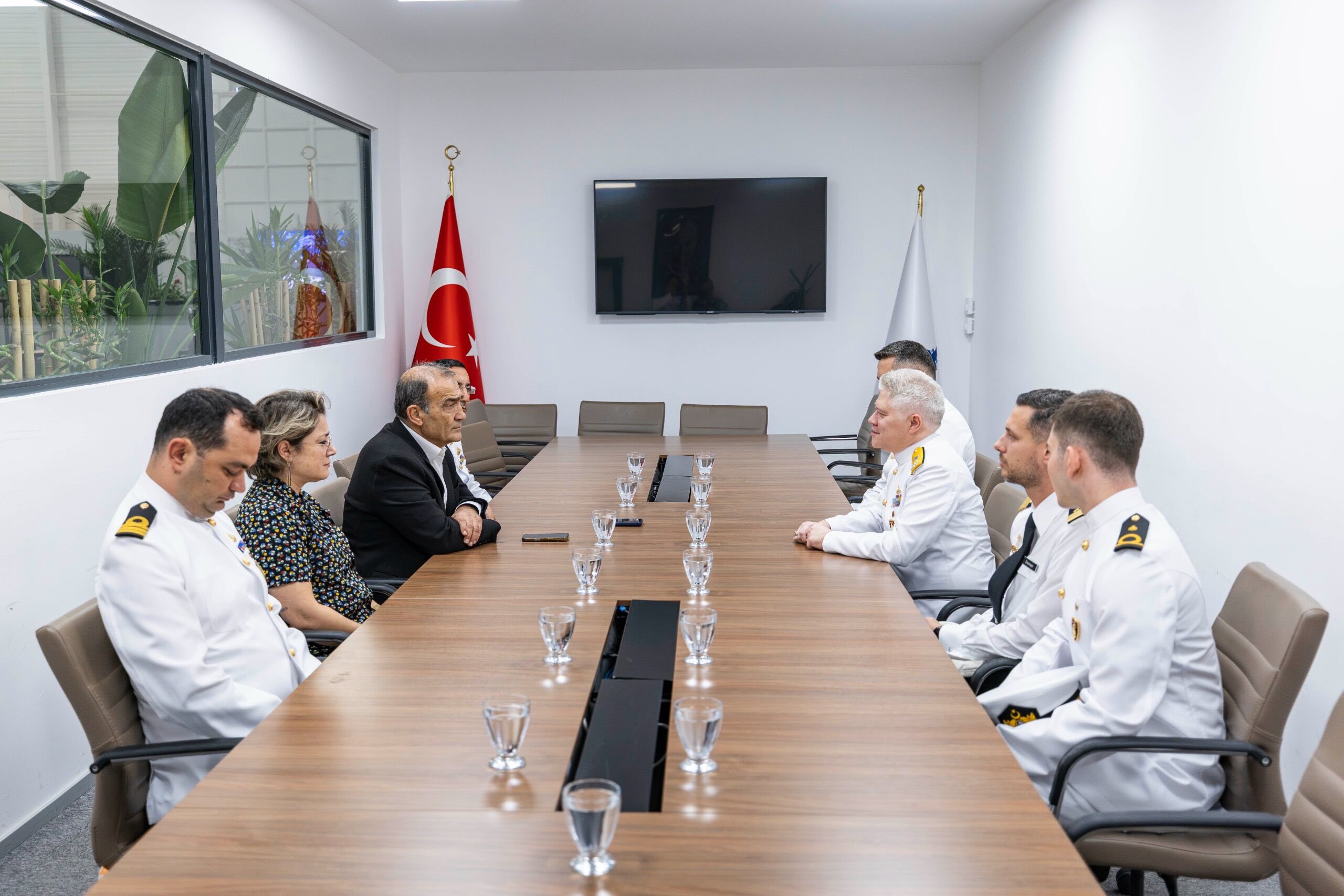 6.10.2026 7Ac9B5Cd F3C5 47İzmir Körfezi’nde düzenlenecek NUSRET-2026 Davet Tatbikatı öncesinde Mayın Filosu Komutanı Tuğamiral Osman Çevik ve beraberindeki askeri heyet, İzmir Büyükşehir Belediyesi’ni ziyaret etti.