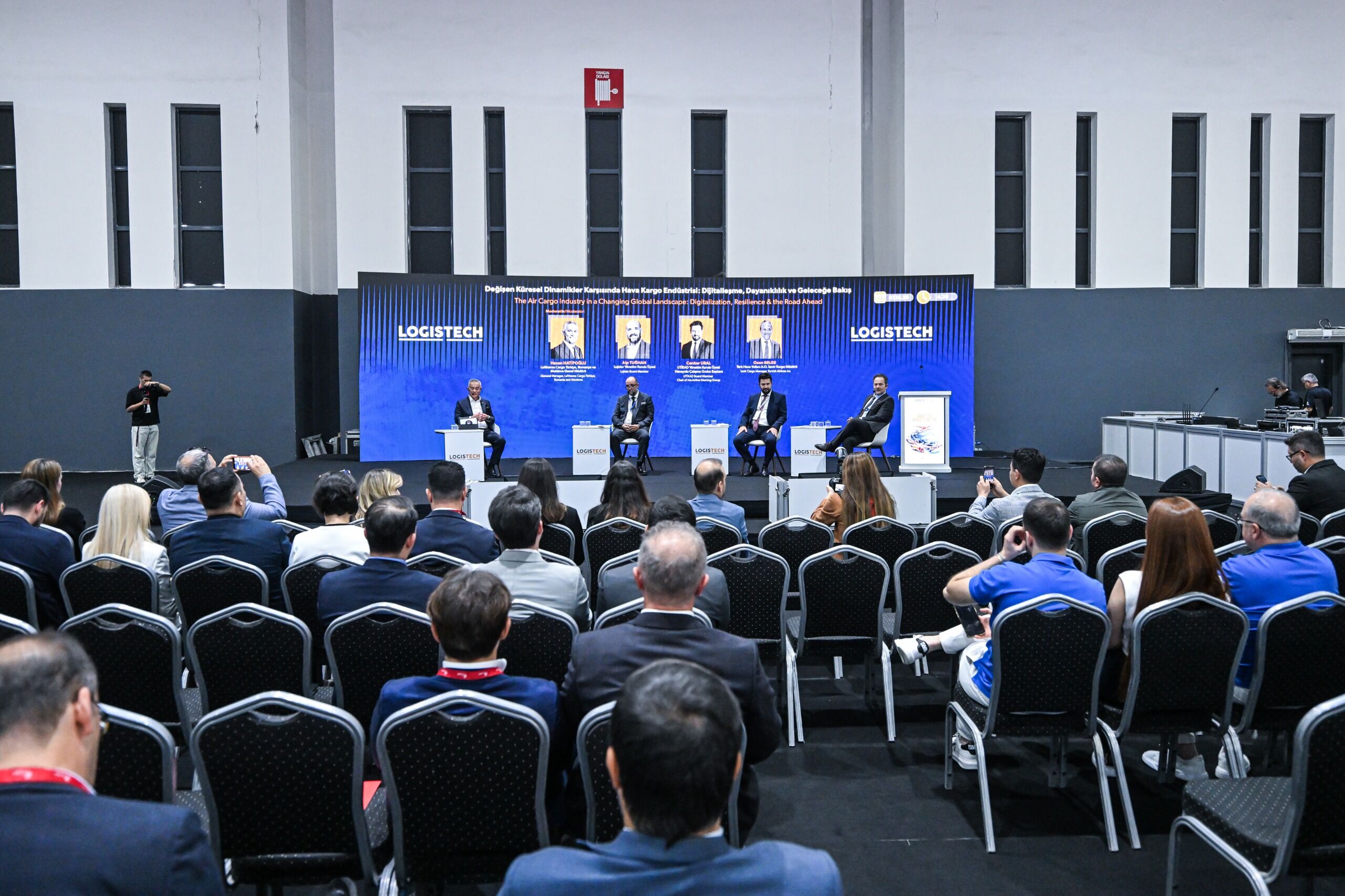 İzmir’de düzenlenen LOGISTECH’te lojistik sektörüne yönelik Ticaret Bakanlığı destekleri, hava kargo taşımacılığı ve dijitalleşme gündeme geldi.23