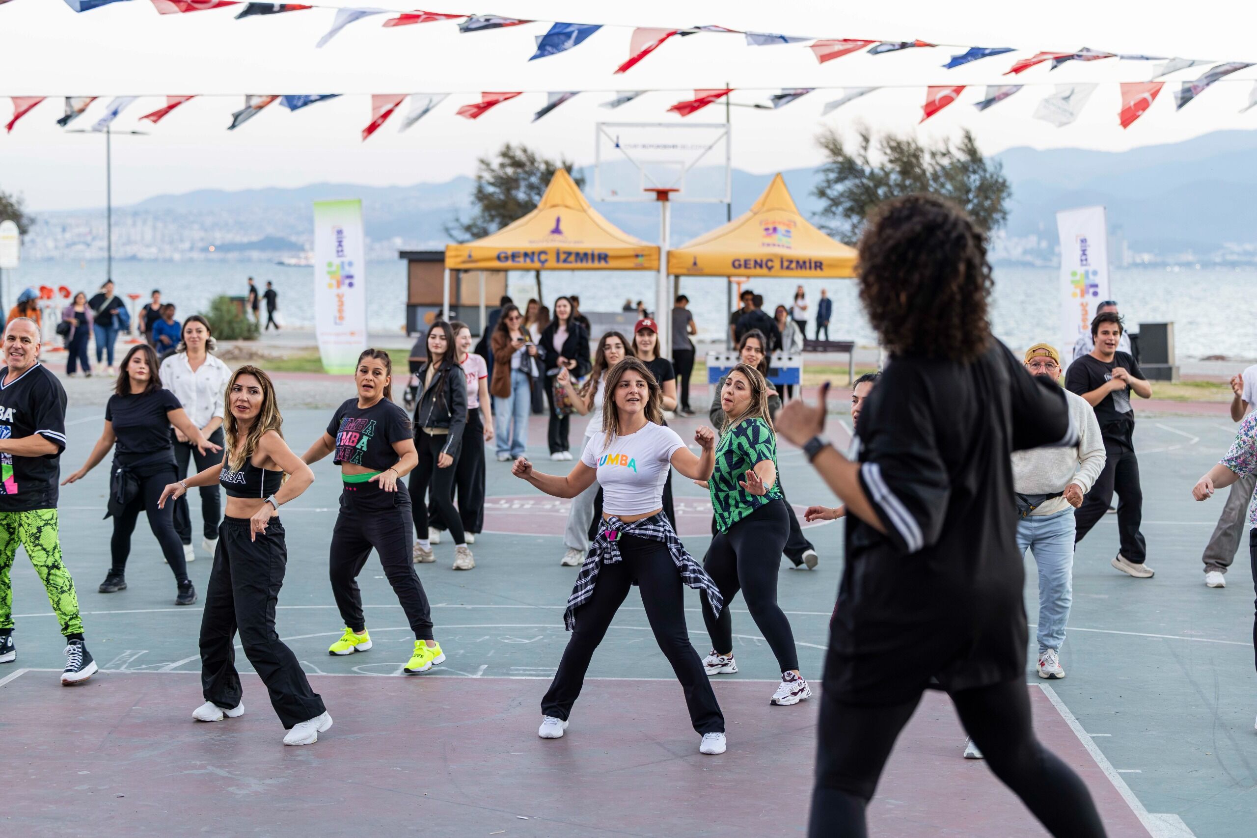 Genç İzmir Gençlik Şenliği’nin ikinci durağı Bostanlı sahili oldu.