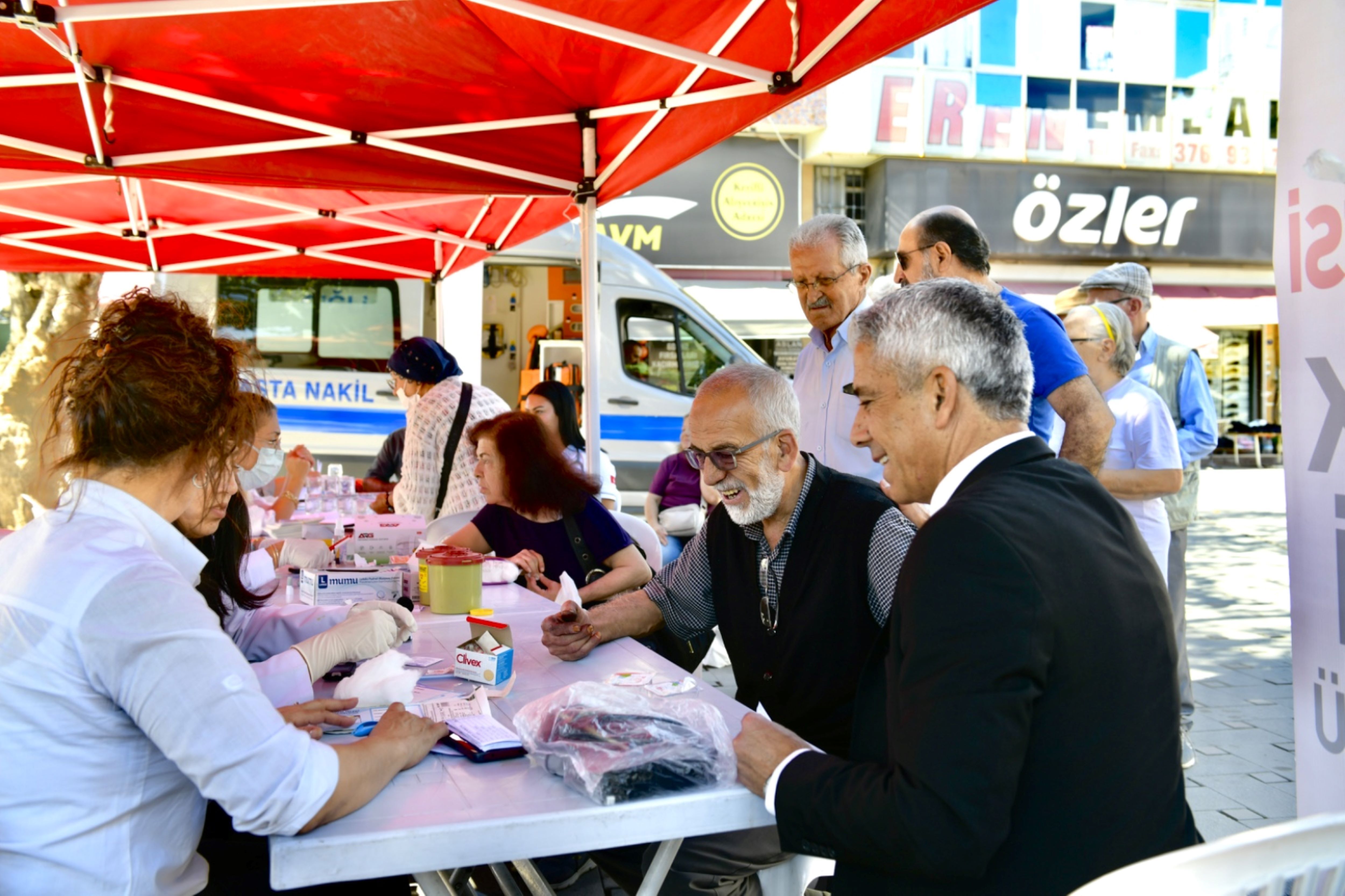 Çiğli Belediyesi, Kasaplar Meydanı’nda yaklaşık 300 kişinin tansiyon ve kan şekeri ölçümünü gerçekleştirdi. Riskli değerleri bulunan vatandaşlara uzman hekime başvurmaları önerildi.