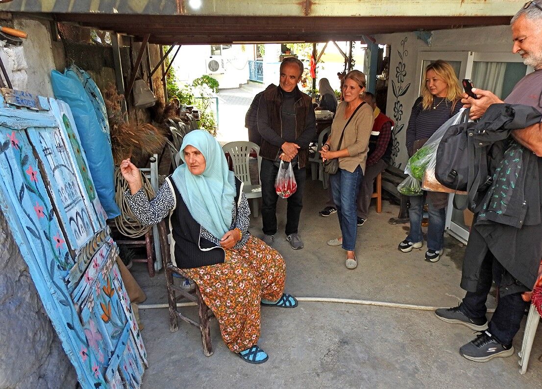 Çeşme'de eski kapıya Nuran Erden'in fırçasıyla yeni hayat