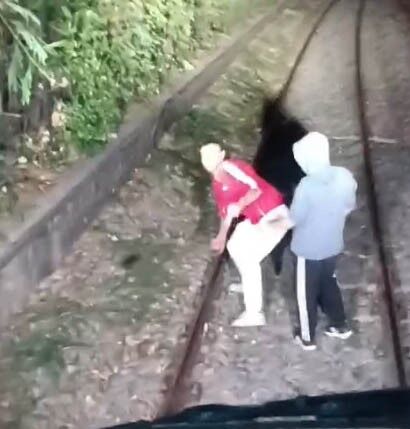 Alsancak’ta raylara çıktılar, trene taş attılar!