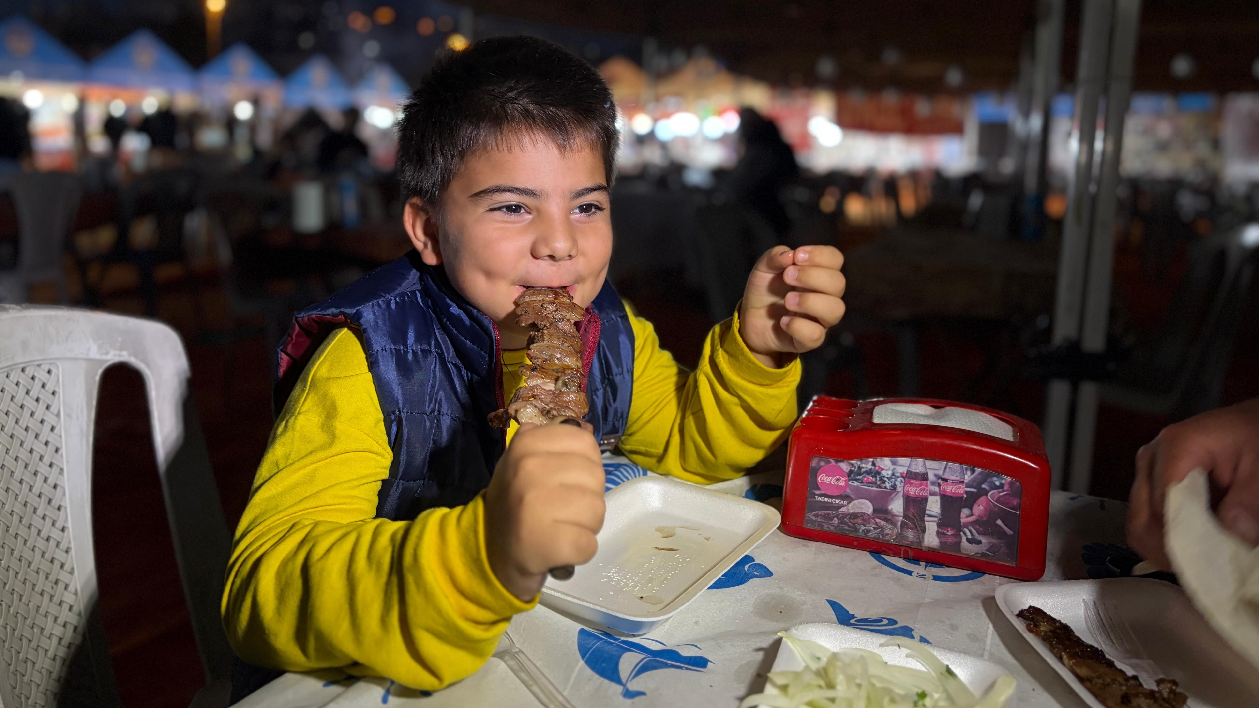 Erzurum Tanıtım Günleri’nde cağ kebabından kadayıf dolmasına yöresel tatlar İzmirlilerle buluştu.