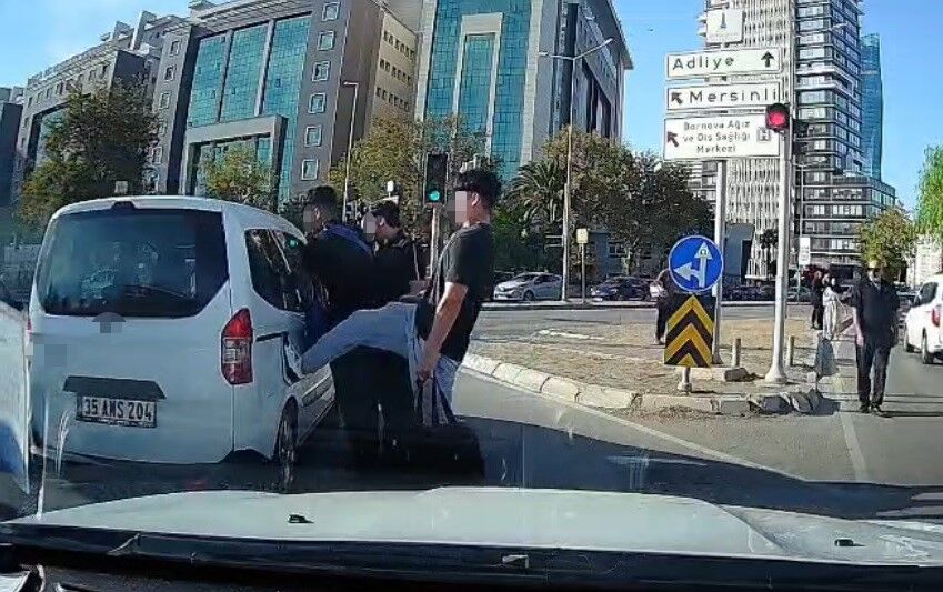 İzmir trafiğinde gerilim: Araca tekme attı!