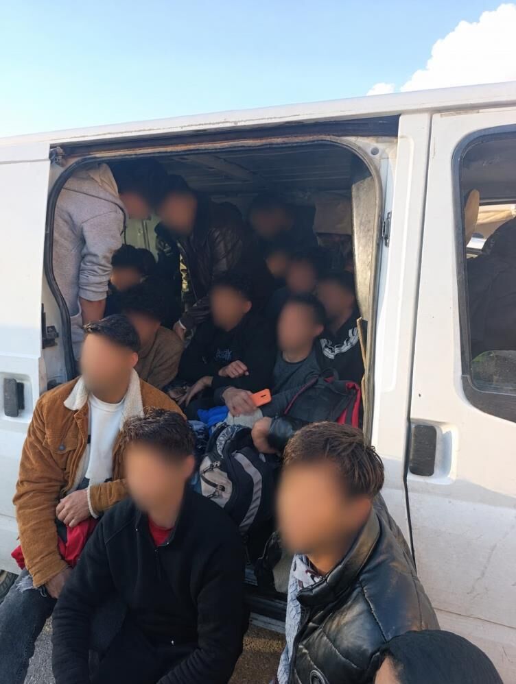 Urla’da araçta 34 düzensiz göçmen yakalandı!
