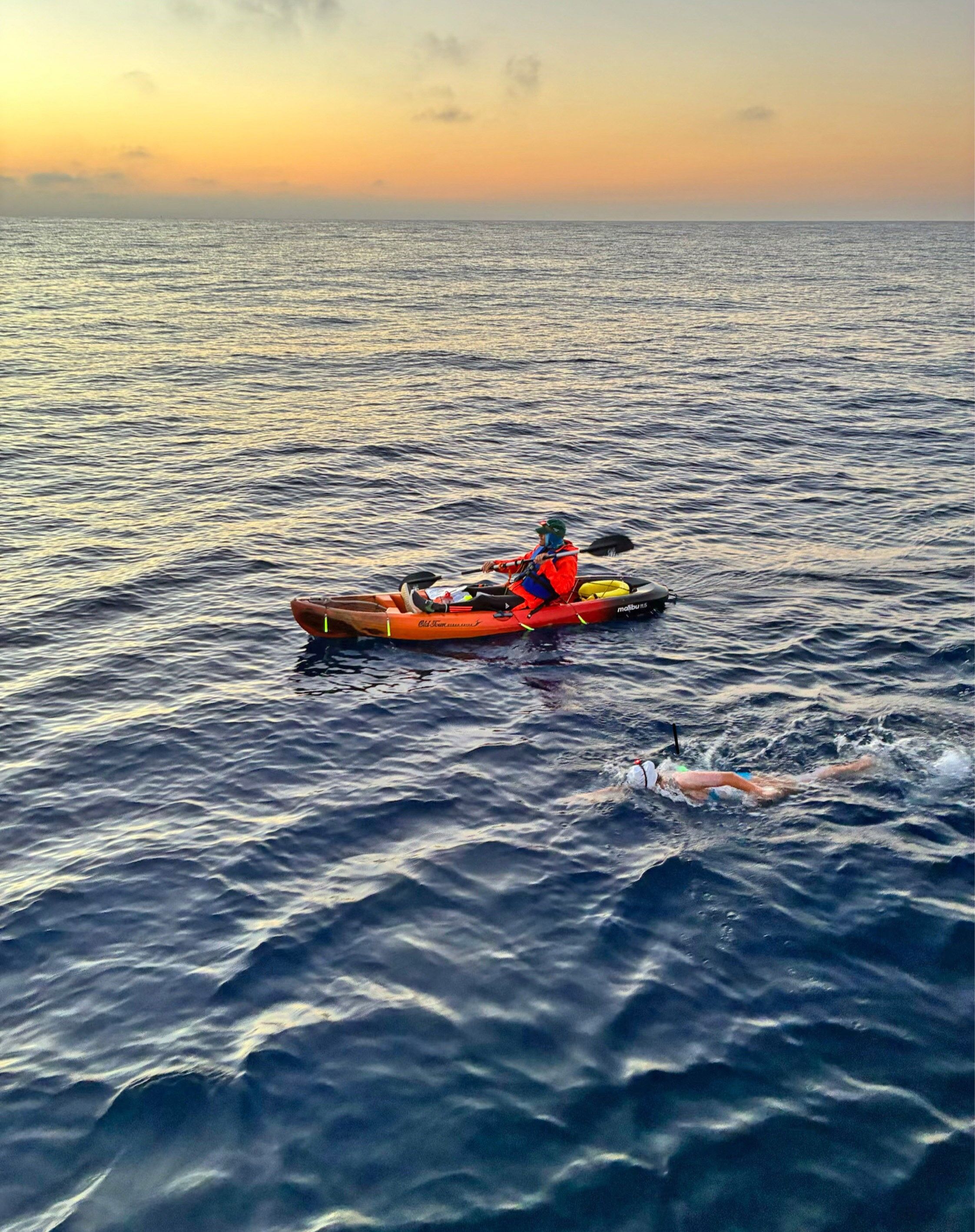 18 yaşındaki Eda Savcıgil, Hawaii’deki 42 kilometrelik Molokai Kanalı’nı 12 saat 41 dakikada geçerek bu parkuru tamamlayan en genç Türk yüzücü oldu.