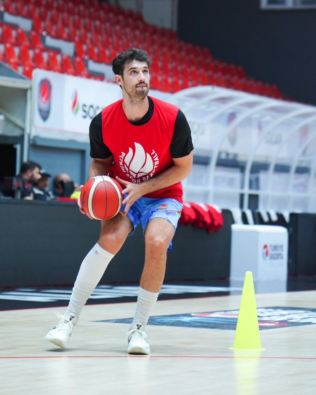 A W Aliağa Petkimspor’un 24 yaşındaki basketbolcusu Yiğit Onan, Euroleague’de forma giymeyi hedeflediğini belirterek bu sezon bireysel gelişimini takım başarısıyla birleştirmek istediğini söyledi.