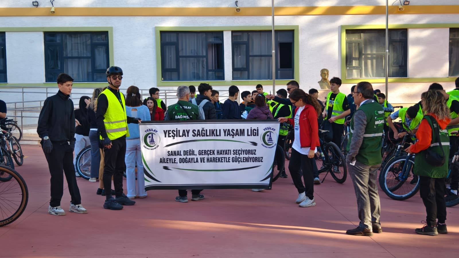İzmir’in Selçuk ilçesinde düzenlenen bisiklet turunda öğrenciler, sağlıklı yaşam ve çevre bilincine dikkat çekti.