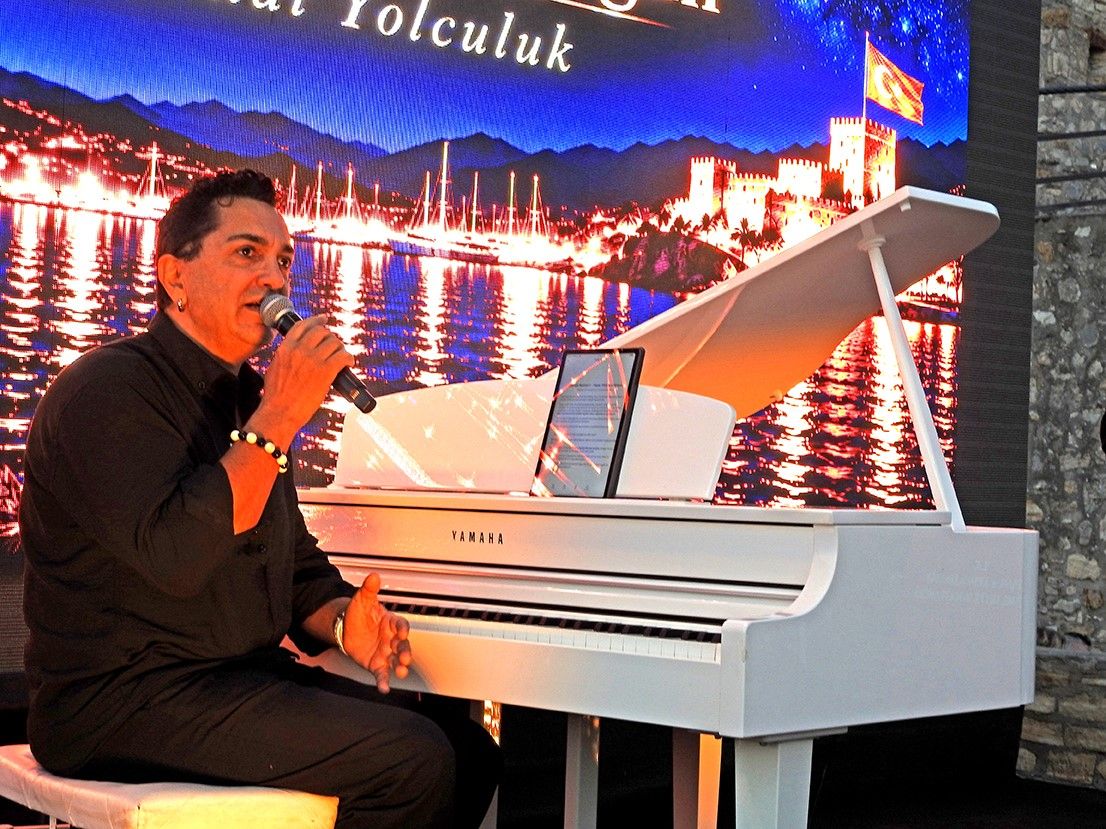 Mustafa Boran Durgun, Çeşme Kalesi’ndeki konserde kendi bestelerini sanatseverlerle buluşturdu.