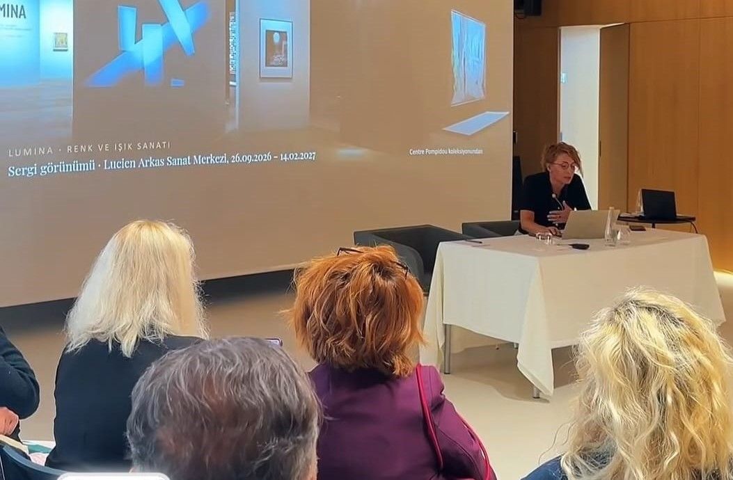 İzmir’de düzenlenen Uluslararası Felsefe Sempozyumu’nun rezervasyon kontenjanı 24 saatten kısa sürede doldu. Akademisyenler, çağdaş dünyanın sorunlarını farklı felsefi yaklaşımlarla ele aldı.
