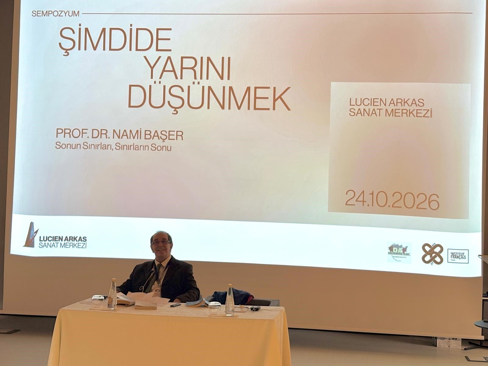 İzmir’de düzenlenen Uluslararası Felsefe Sempozyumu’nun rezervasyon kontenjanı 24 saatten kısa sürede doldu. Akademisyenler, çağdaş dünyanın sorunlarını farklı felsefi yaklaşımlarla ele aldı.