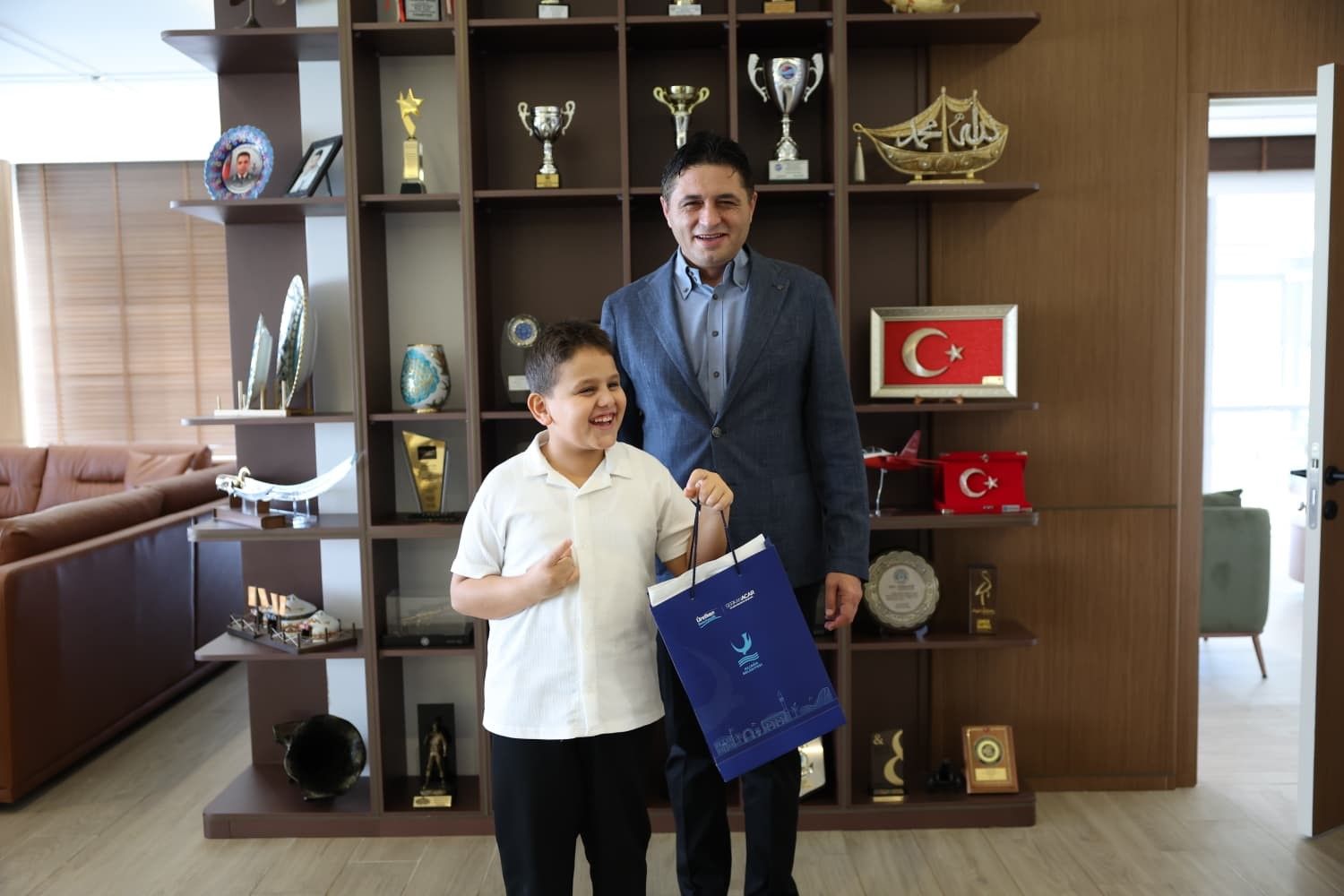Aliağa Belediyesi yüzme kursunda yetişen Kaan Vural, 10 madalyanın ardından ilk açık deniz etkinliğine katılmaya hazırlanıyor.