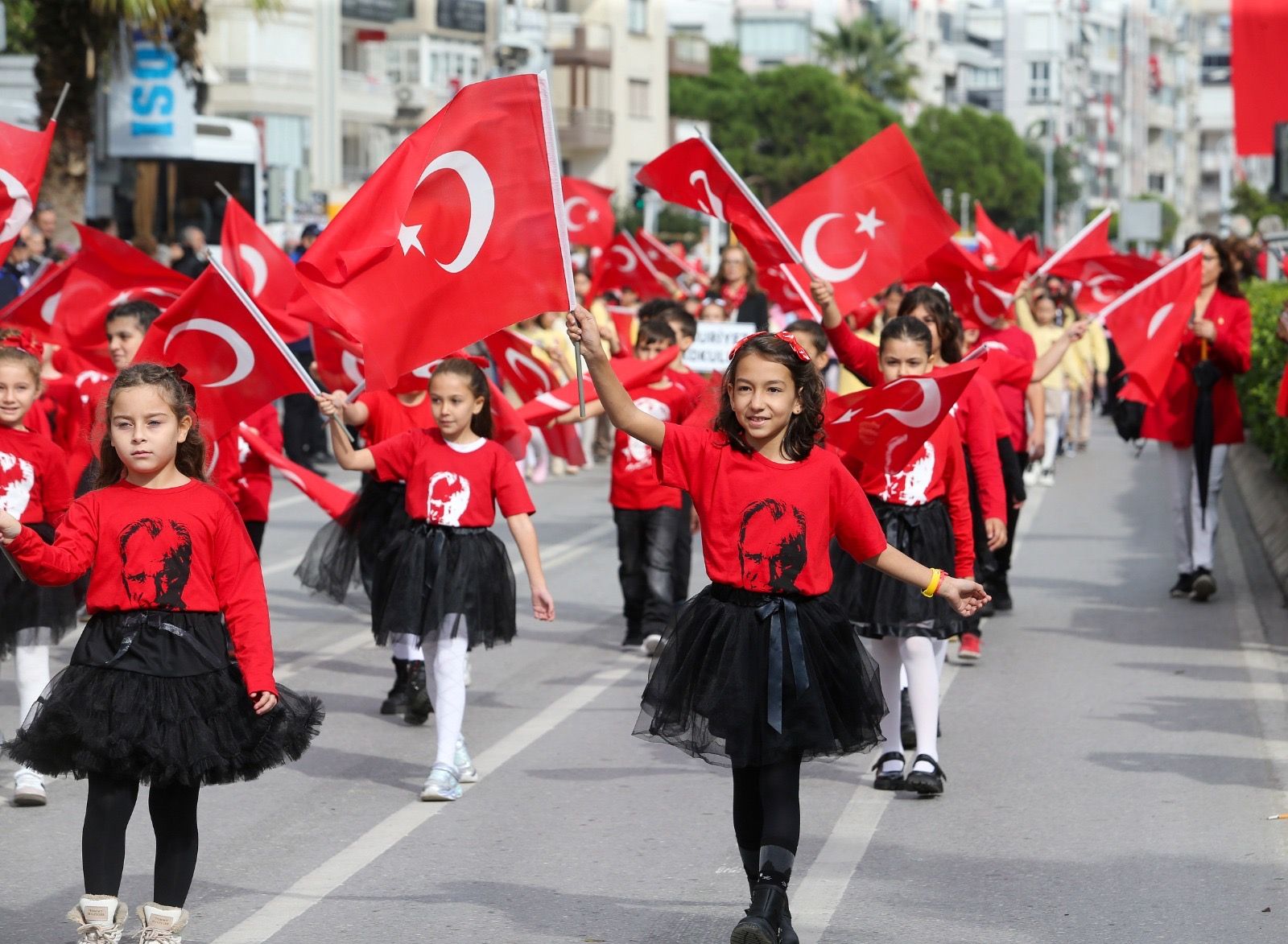 Karşıyaka’da Cumhuriyet coşkusu 7’den 77’ye meydanlara taştı!