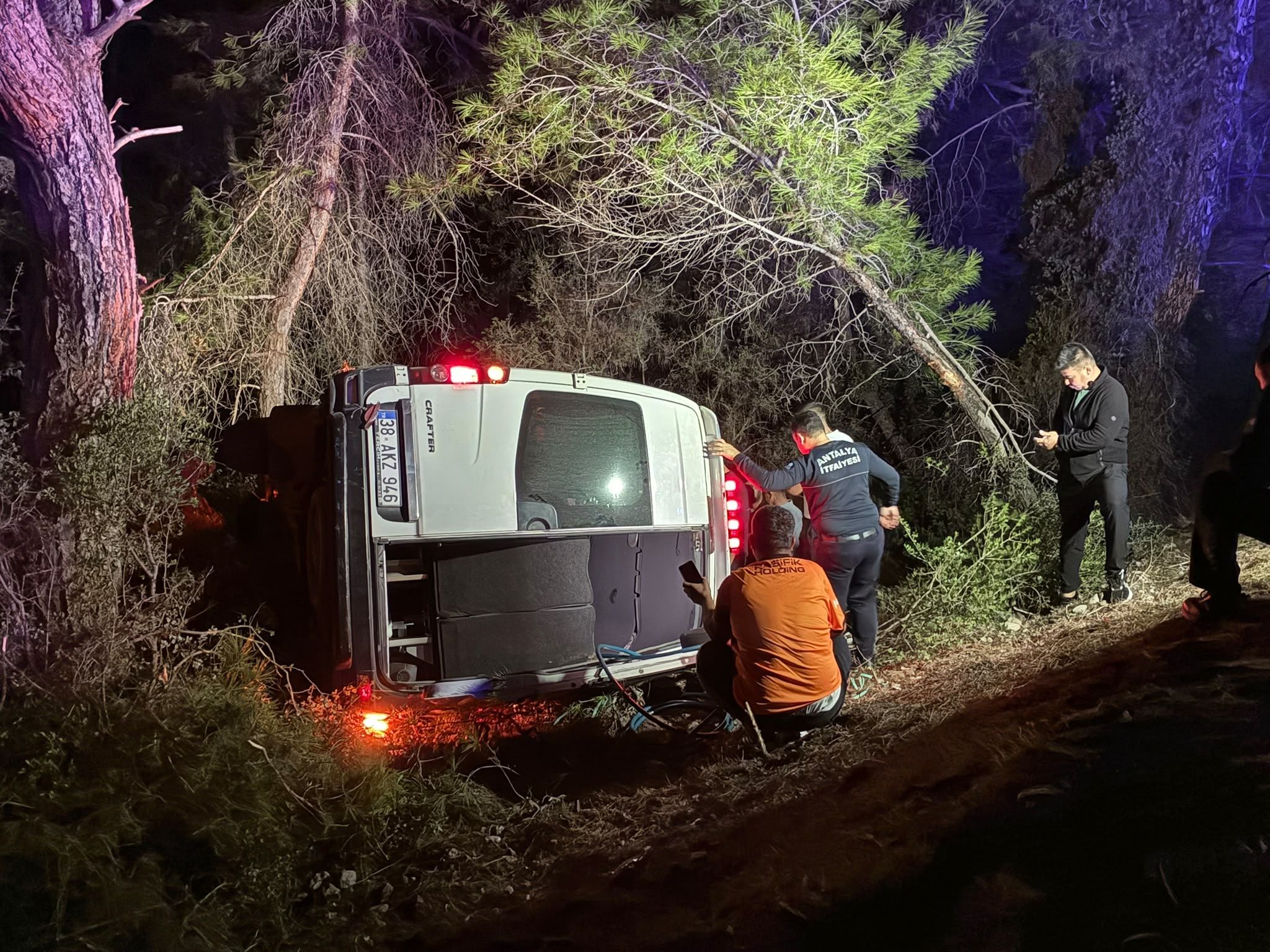 Antalya’da Tur Minibüsü Şarampole Devrildi 15 Yaralı (2)