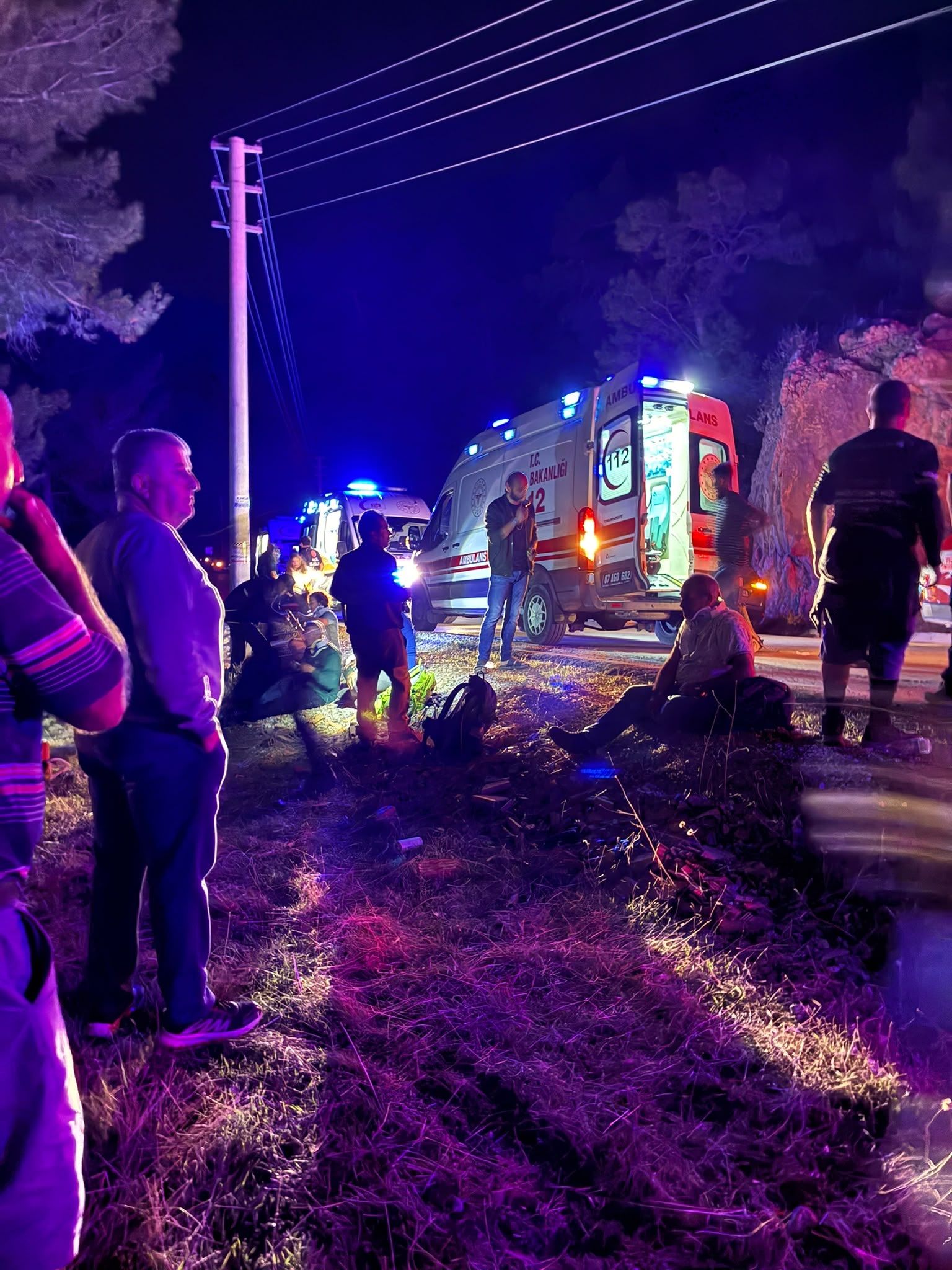 Antalya’da Tur Minibüsü Şarampole Devrildi 15 Yaralı