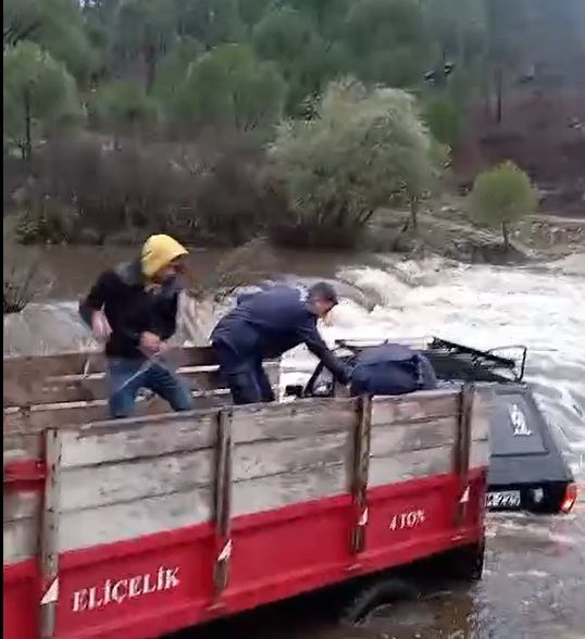 Aydın’da Sel Sularına Kapılan Otomobilde 2 Kişi Kurtarıldı