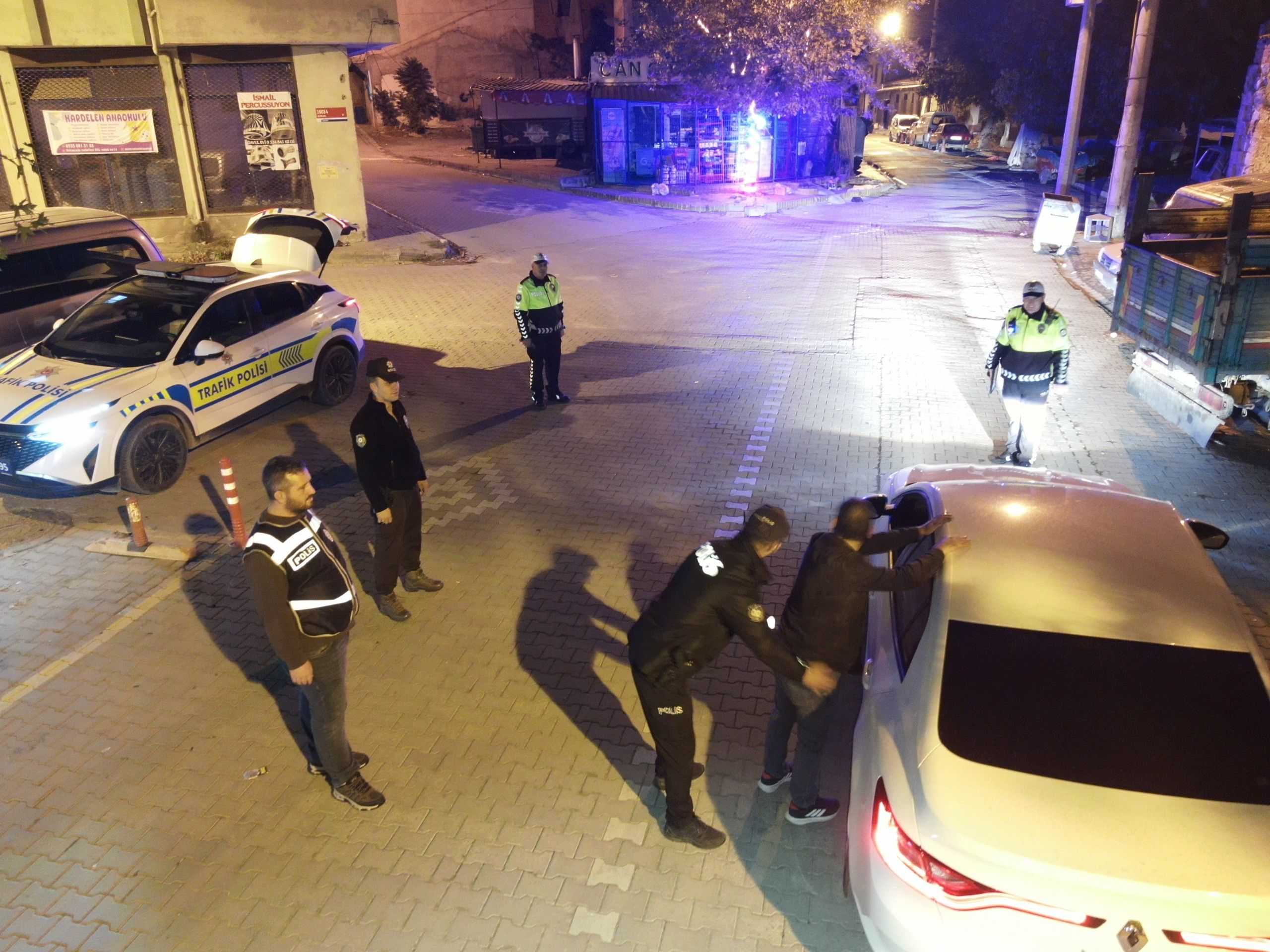 Balıkesir’de 37 Adrese Eş Zamanlı Operasyon 20 Gözaltı (2)